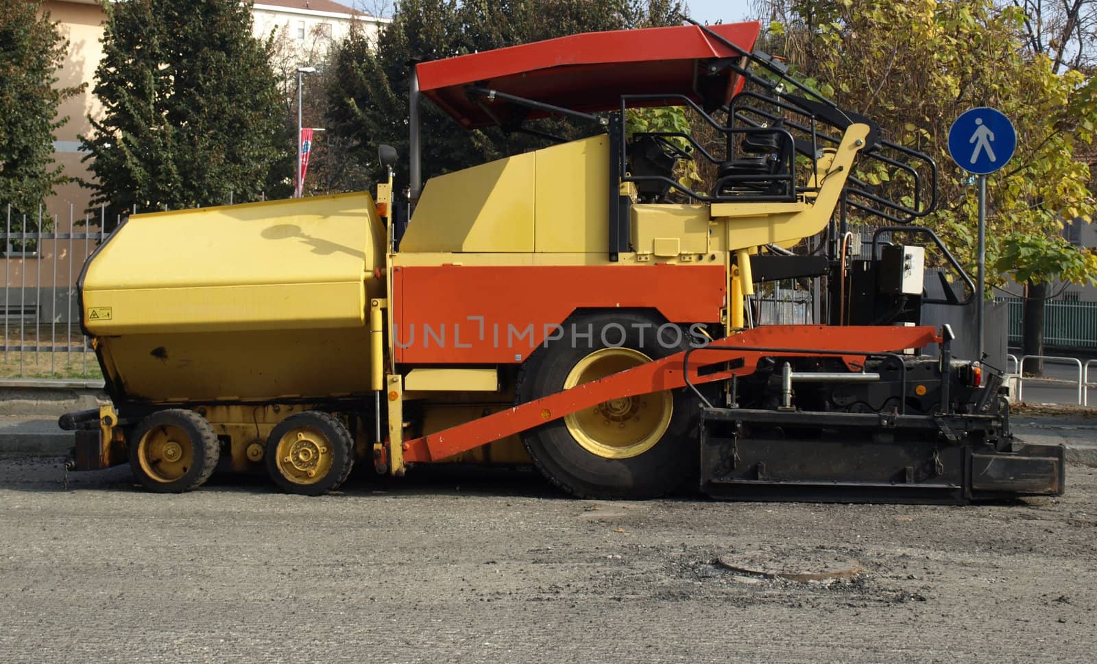 Asphalt machine for road works