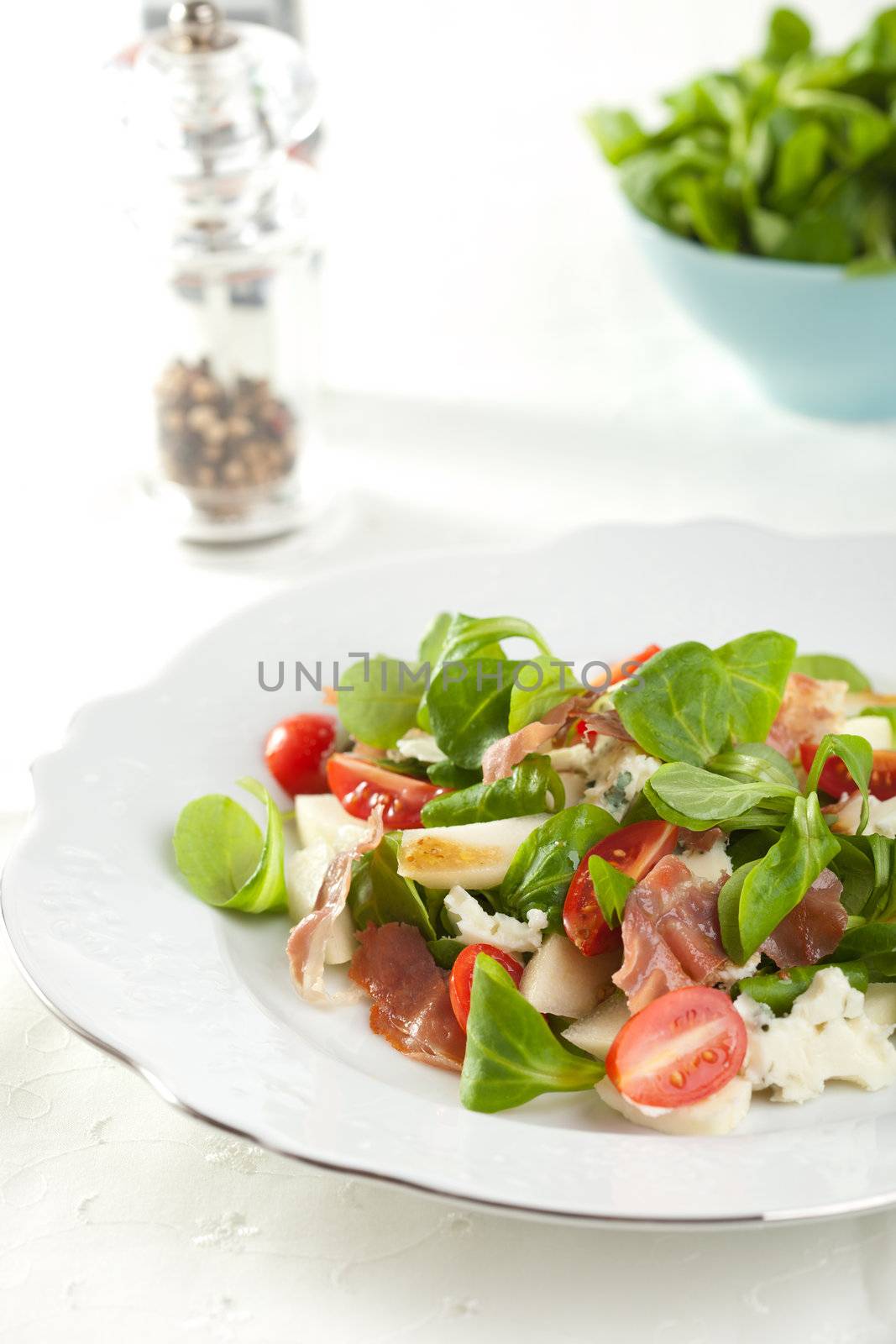 Delicious salad with fresh greens, tomatoes, roquefort and pear