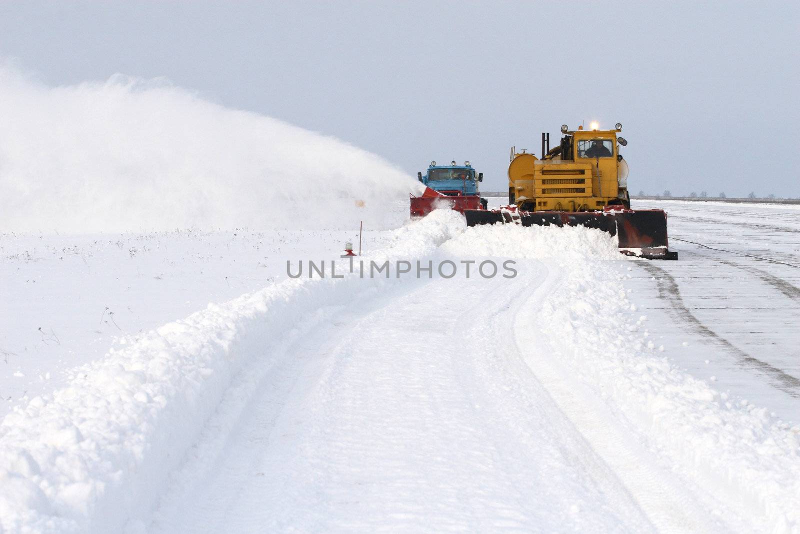 Snow-removing technics behind work