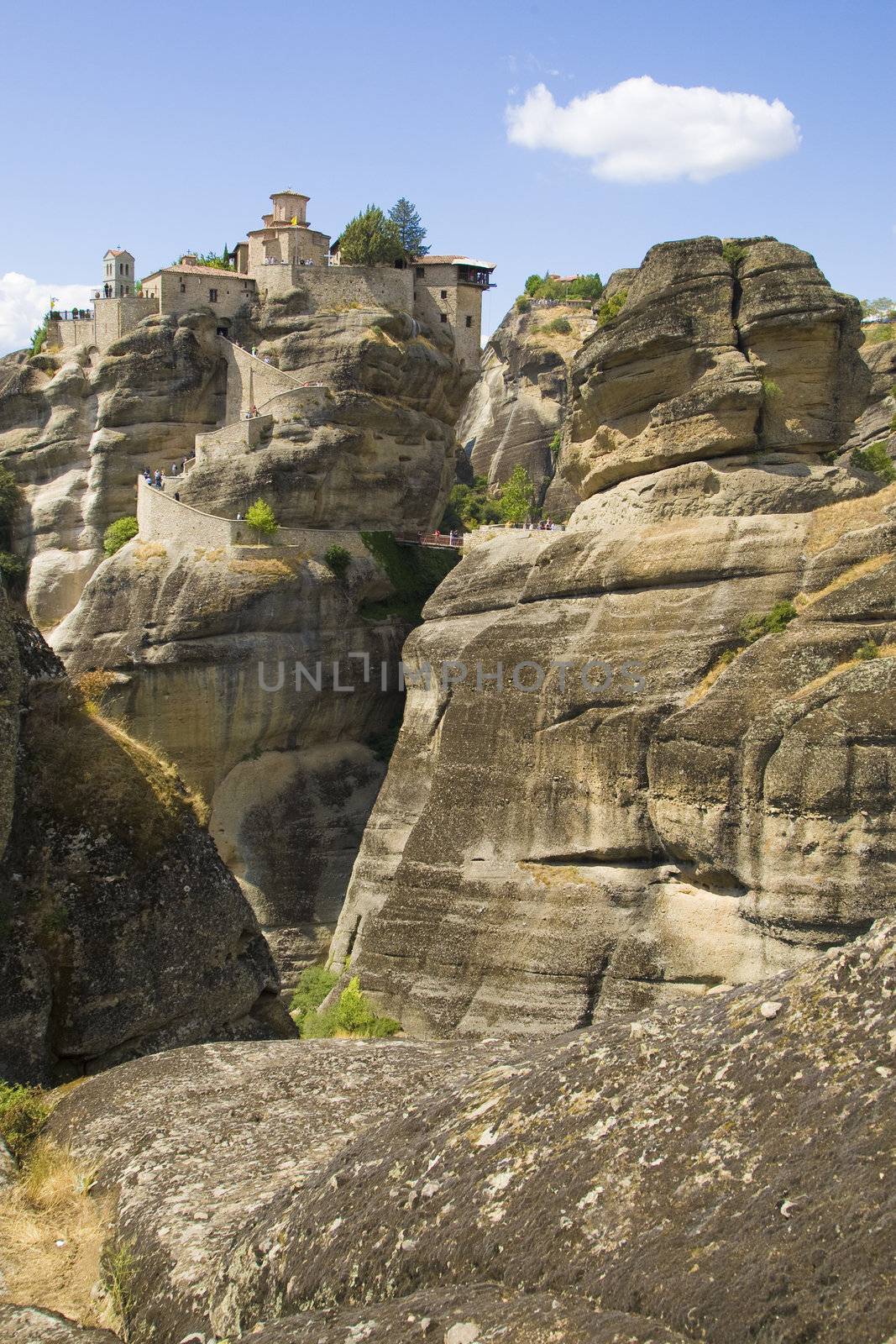 The Met�ora ("suspended rocks", "suspended in the air" or "in the heavens above") is one of the largest and most important complexes of Eastern Orthodox monasteries in Greece.