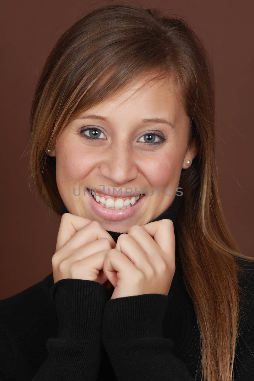 young caucasian woman, brown background