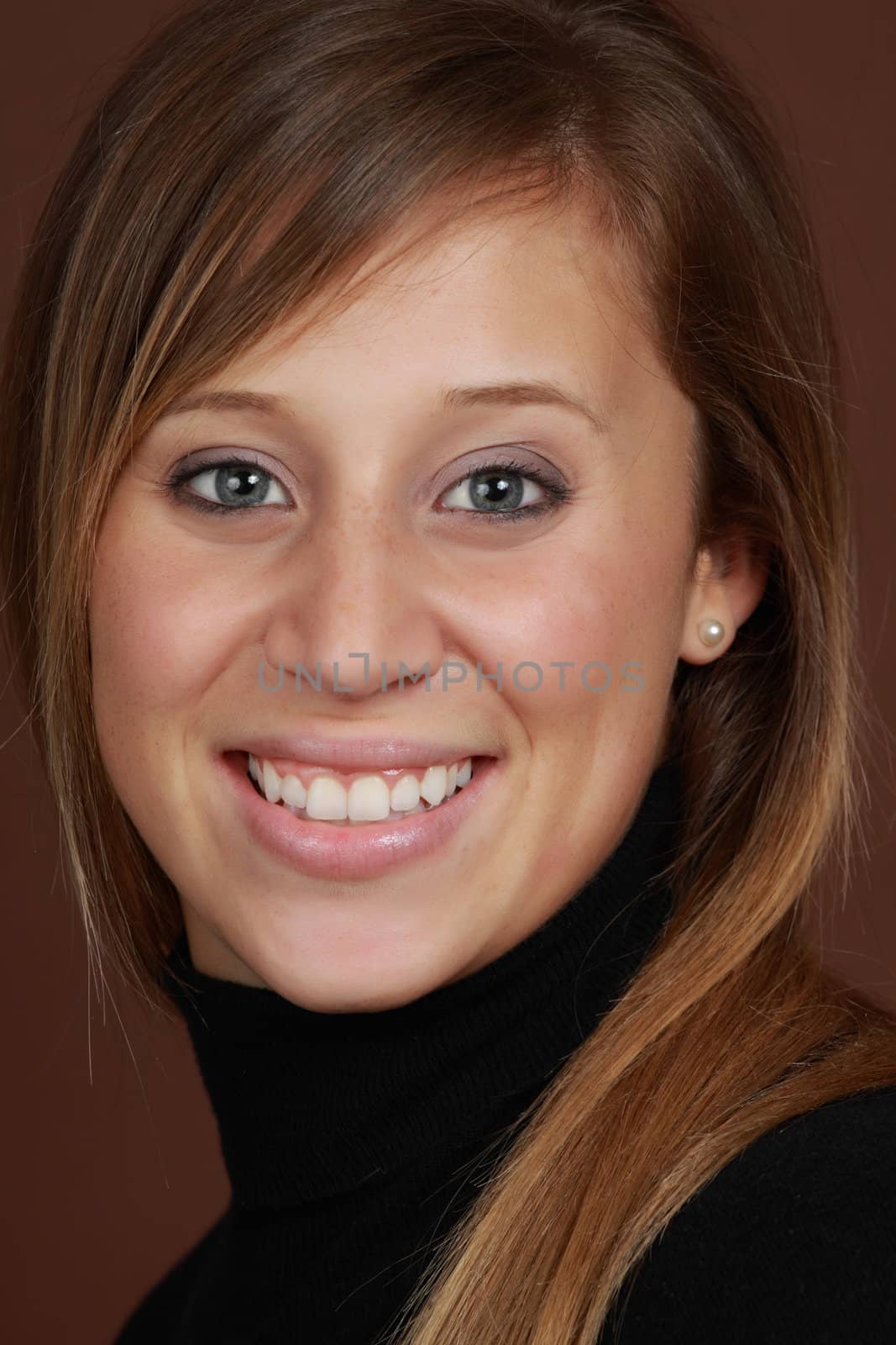 young caucasian woman, brown background