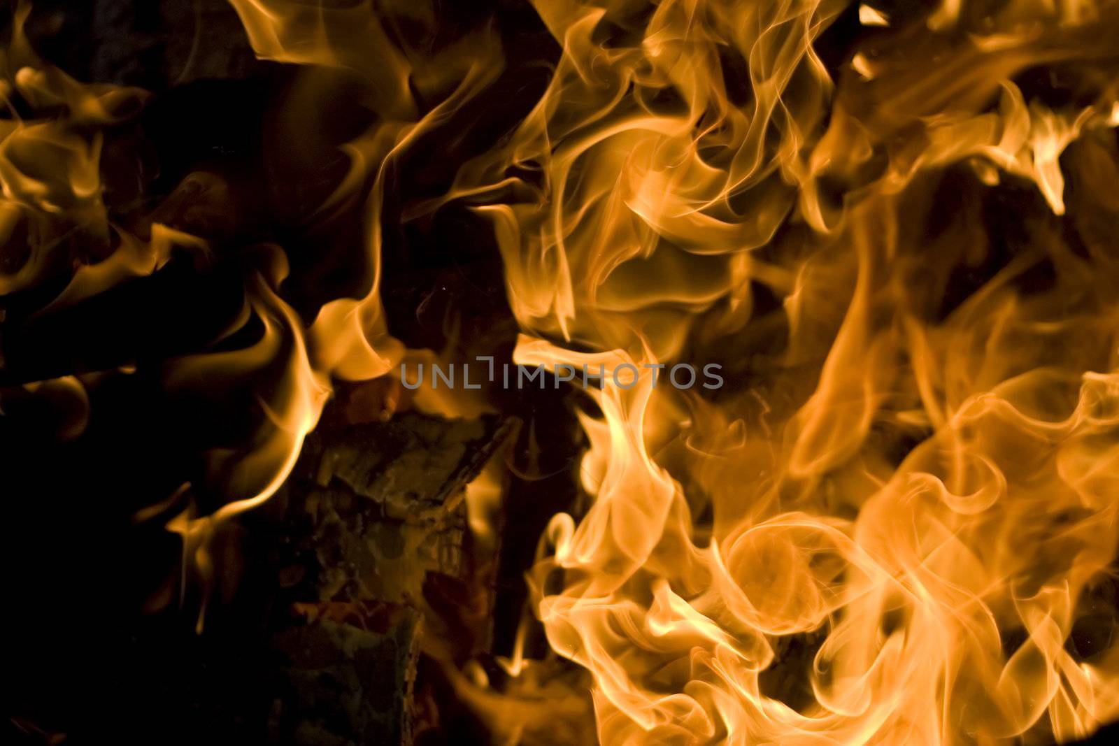 Close up of an campfire at night glowing flames