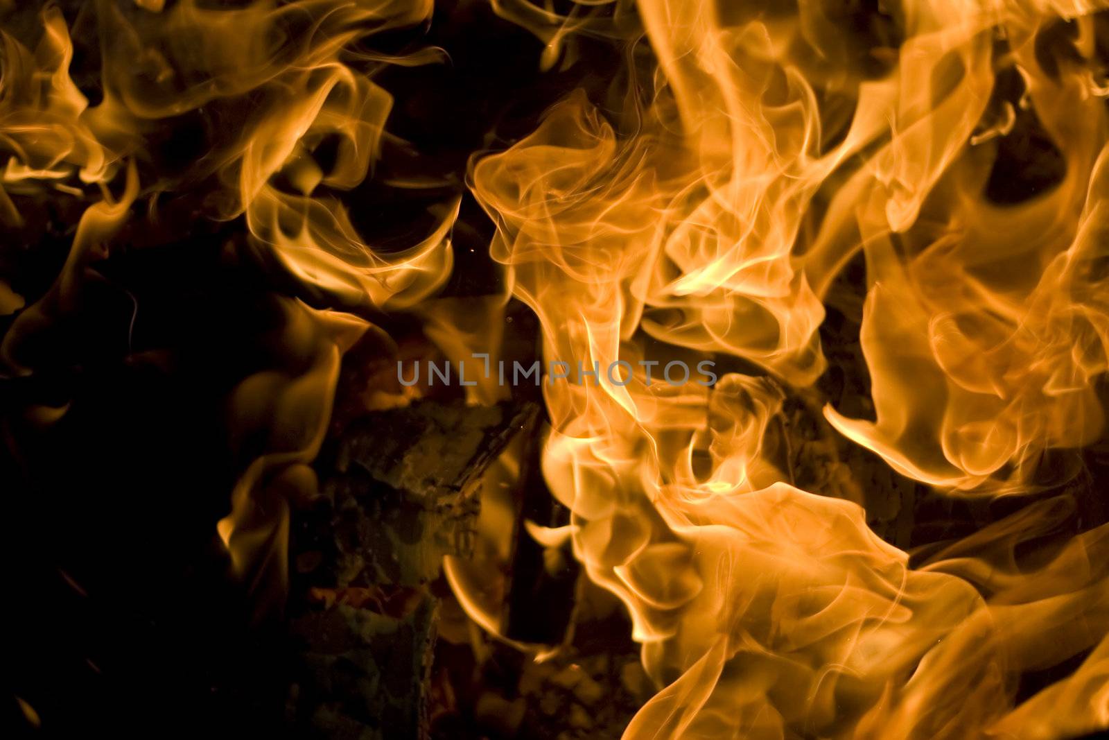 Close up of an campfire at night glowing flames