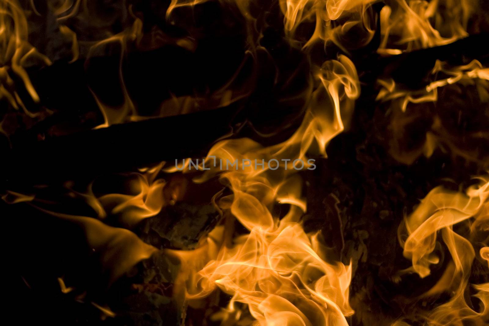 Close up of an campfire at night glowing flames