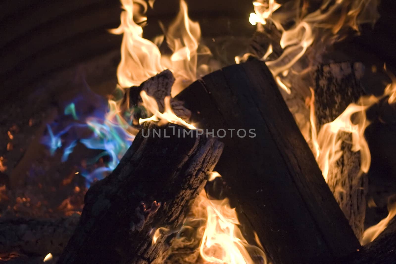 Close up of an campfire at night glowing flames