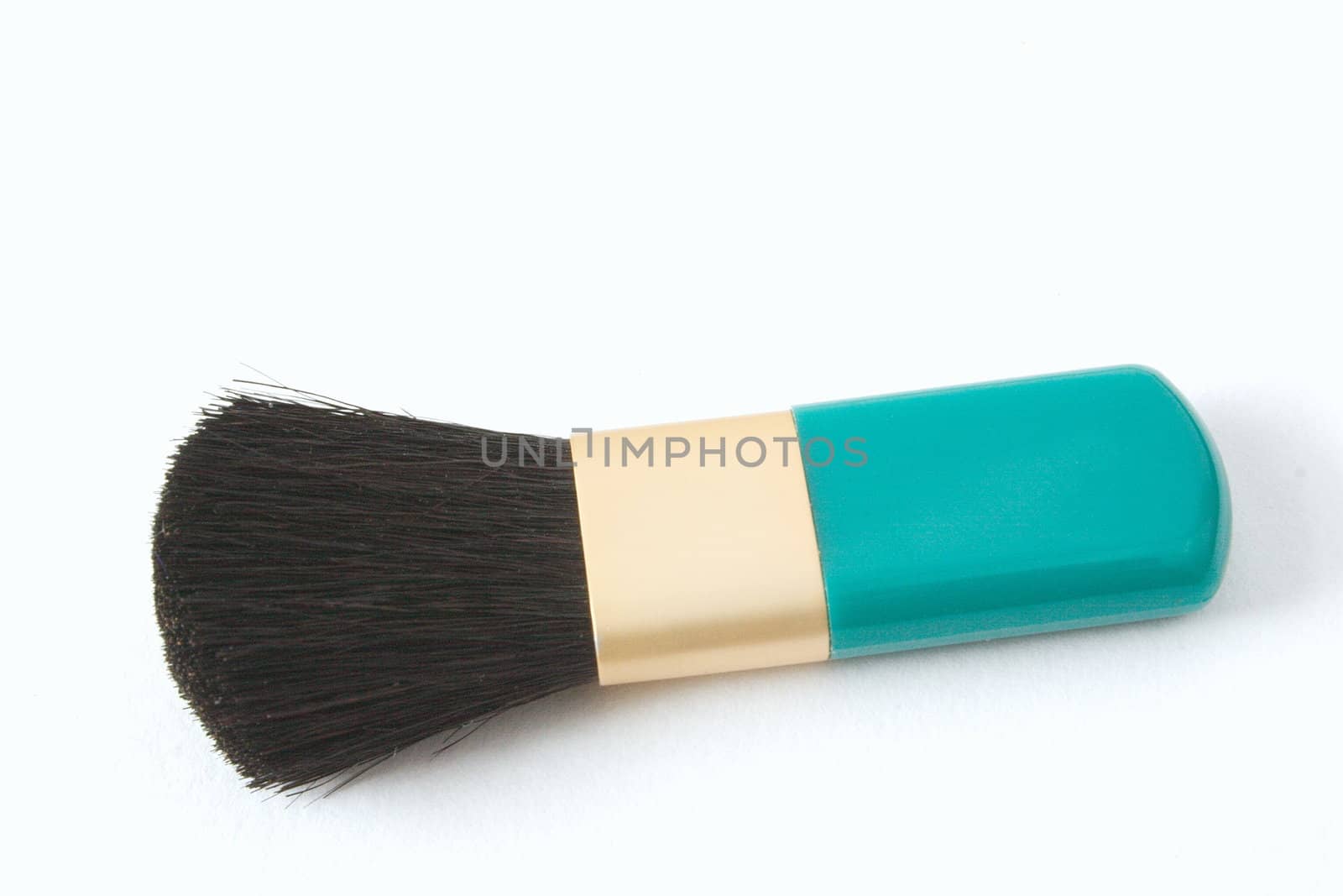 small makeup brush by leafy