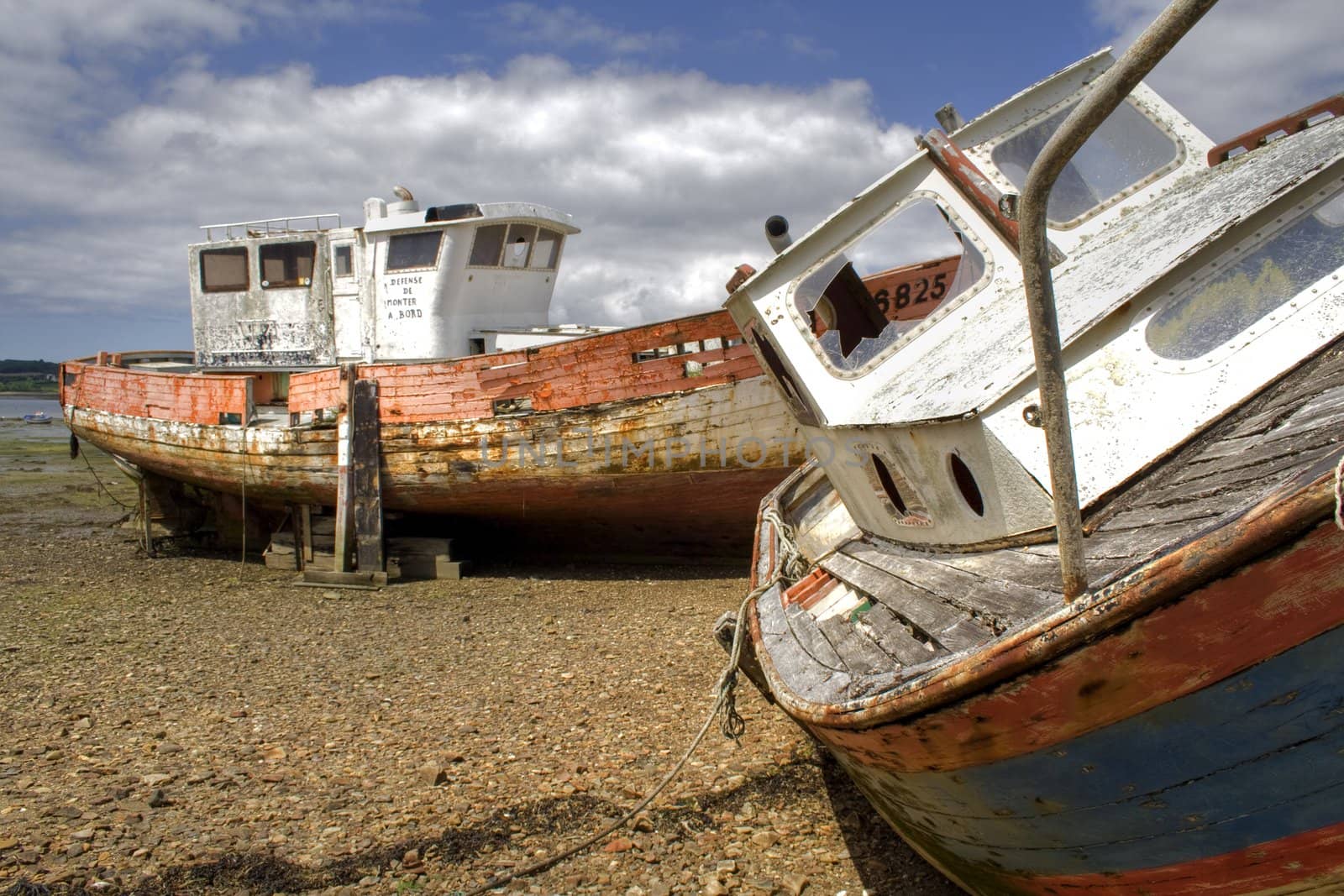 two shipwrecks in the marine cemetery Rostellec,