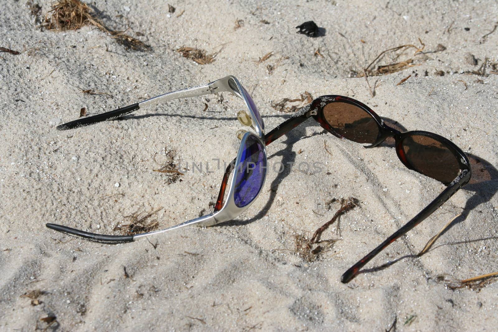 sunglasses on the beach by snokid