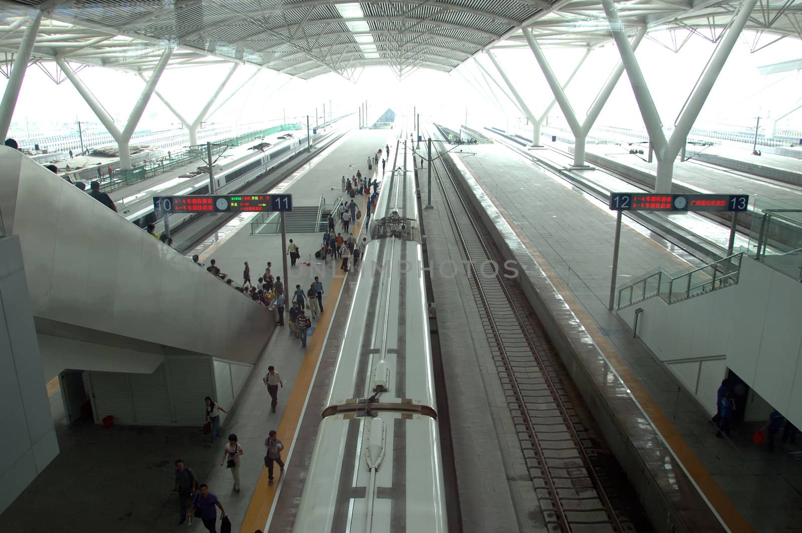 High-speed trains in Guangzhou station by bartekchiny