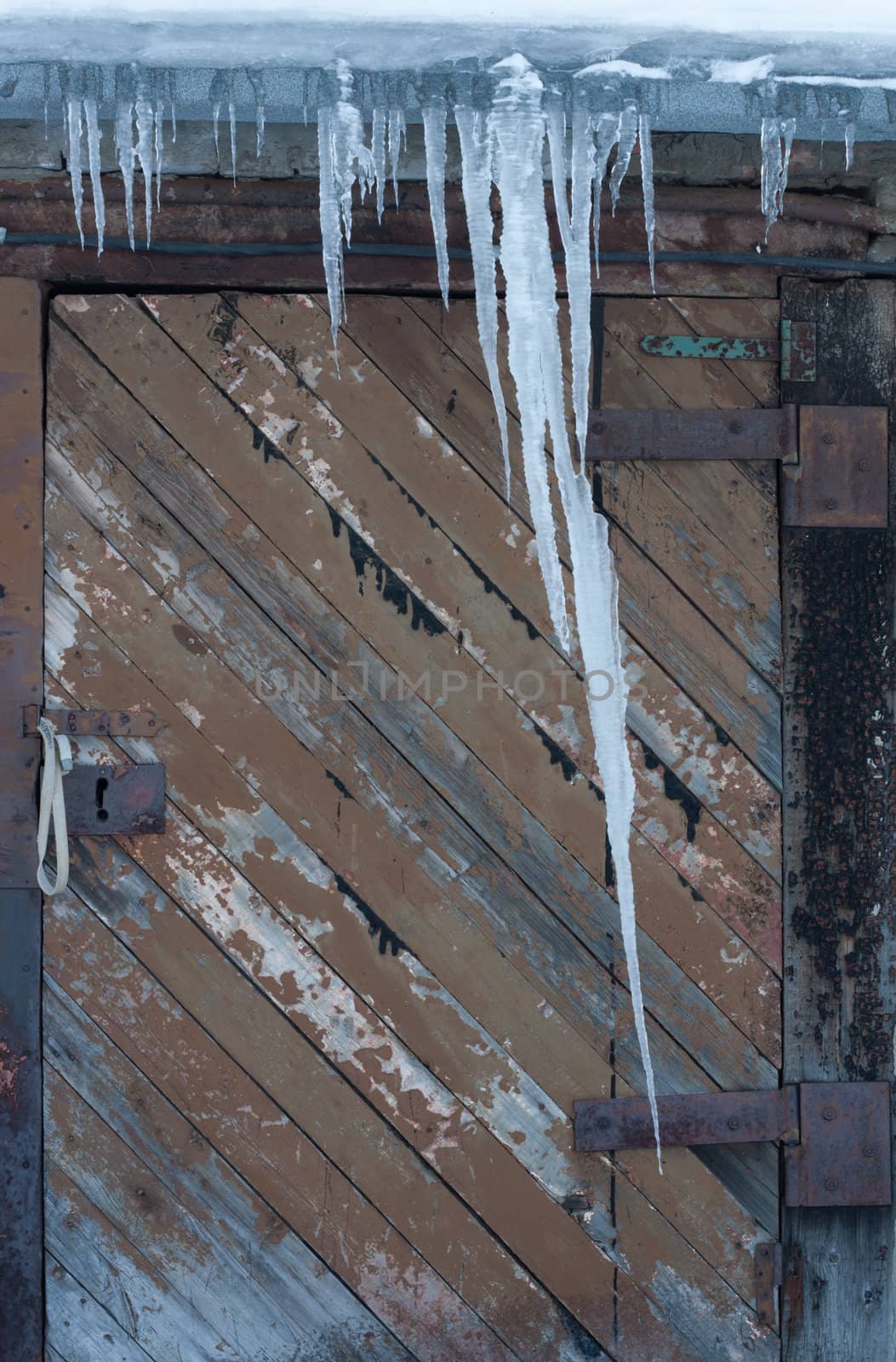 Icicle hinging before old ninth winch, winter