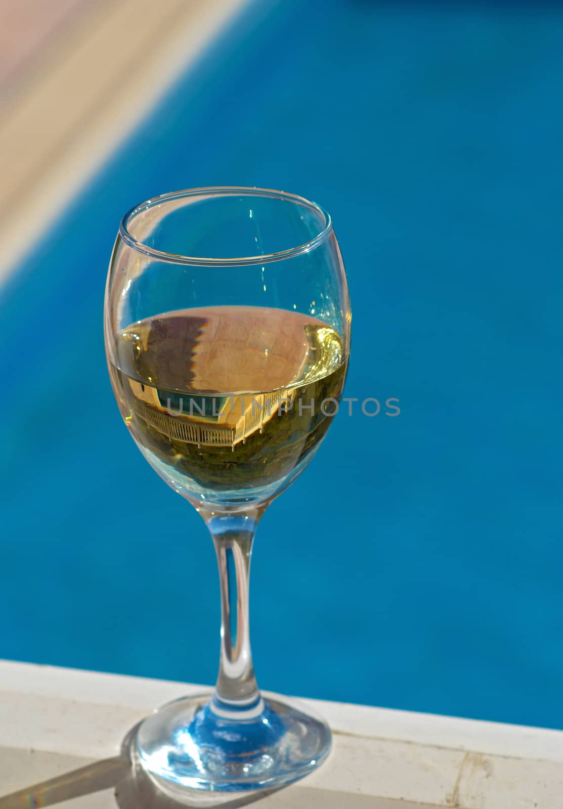Wine poolside by hemeroskopion