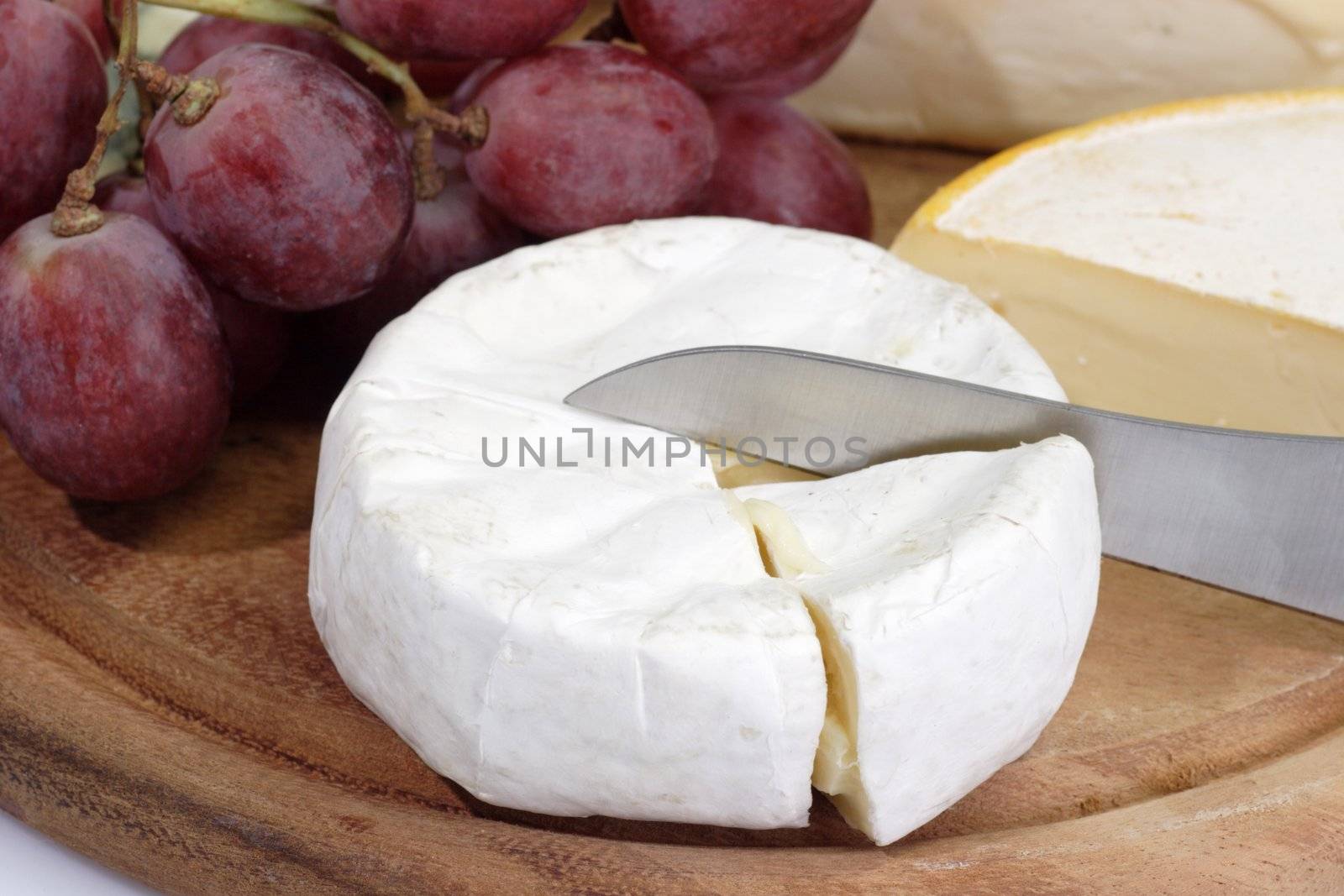 French brie with grapes and bread
