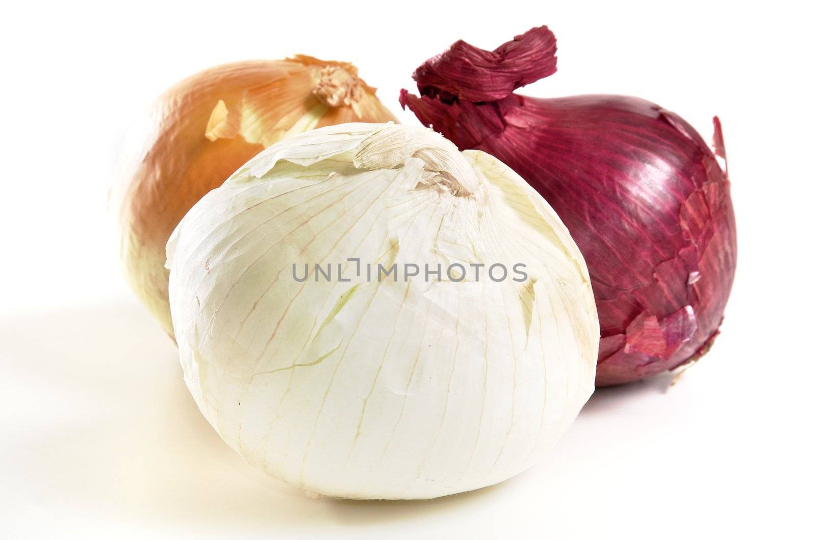 red, white, and yellow onions