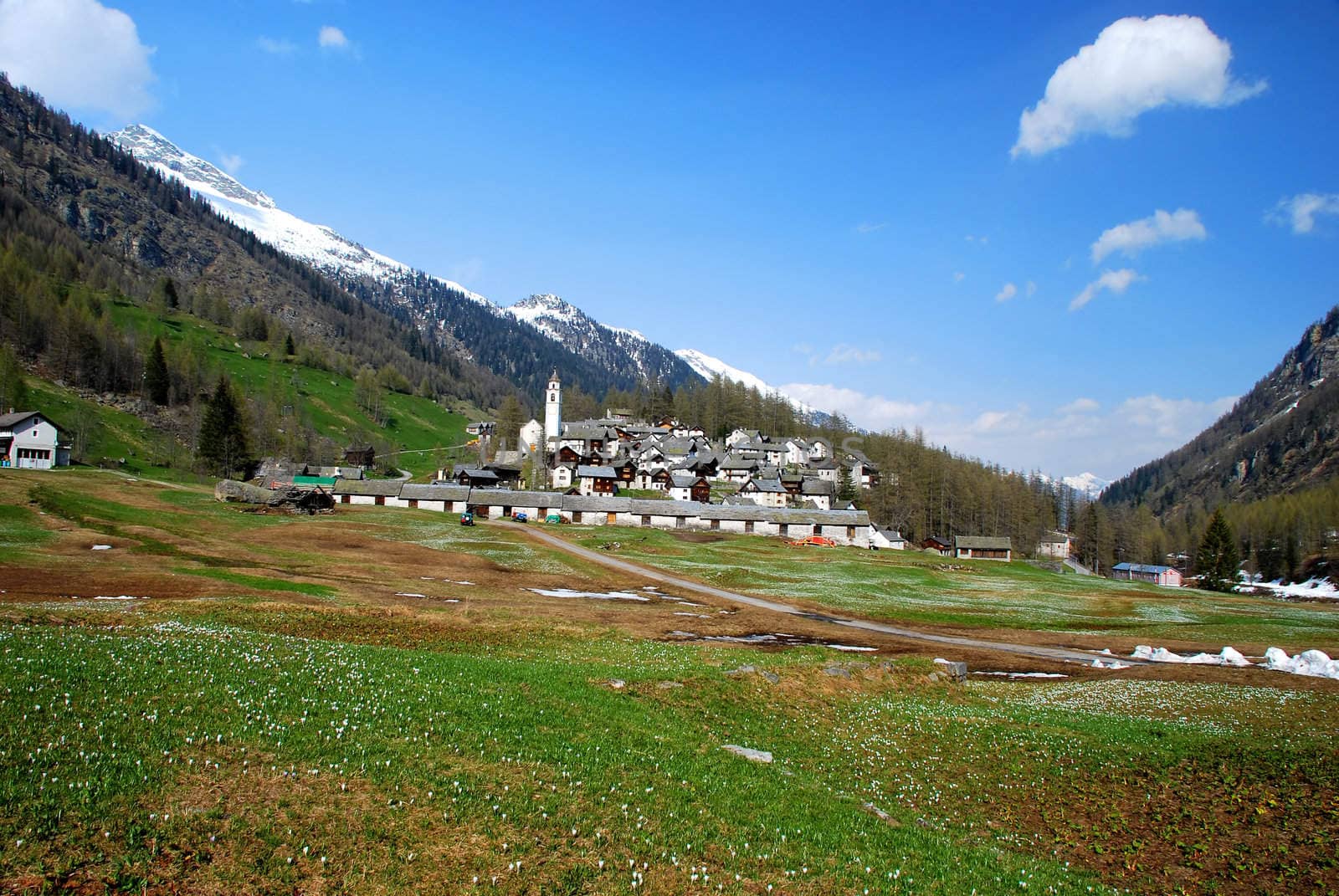 Bosco Gurin retains the charm of one of the most charming mountain villages of Switzerland. The picturesque town, founded in 1253 by settlers Walser actually looks beautiful and intact with its distinctive stone houses and wood, springtime