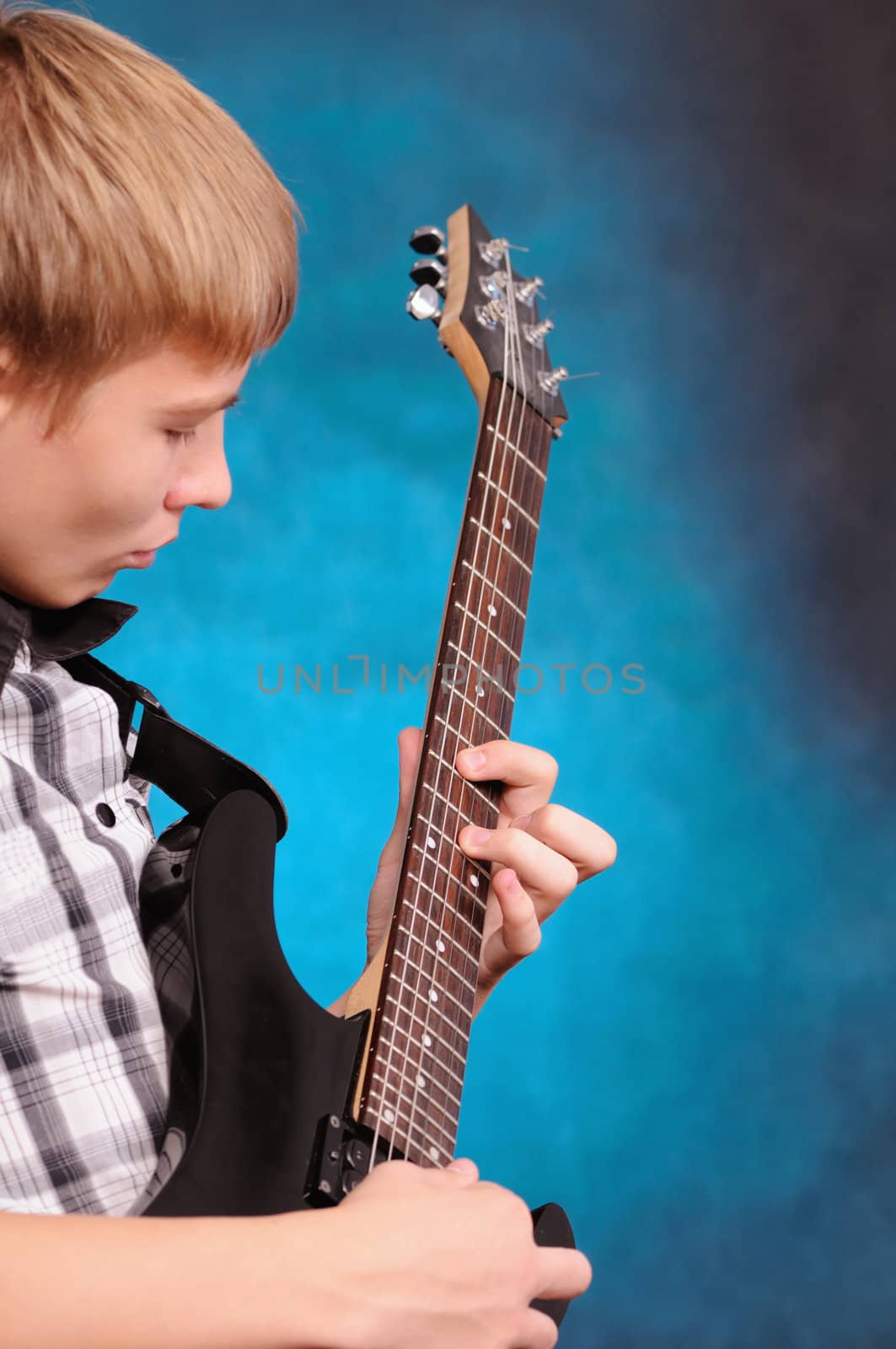 The guitarist plays on a guitar shooting closeup