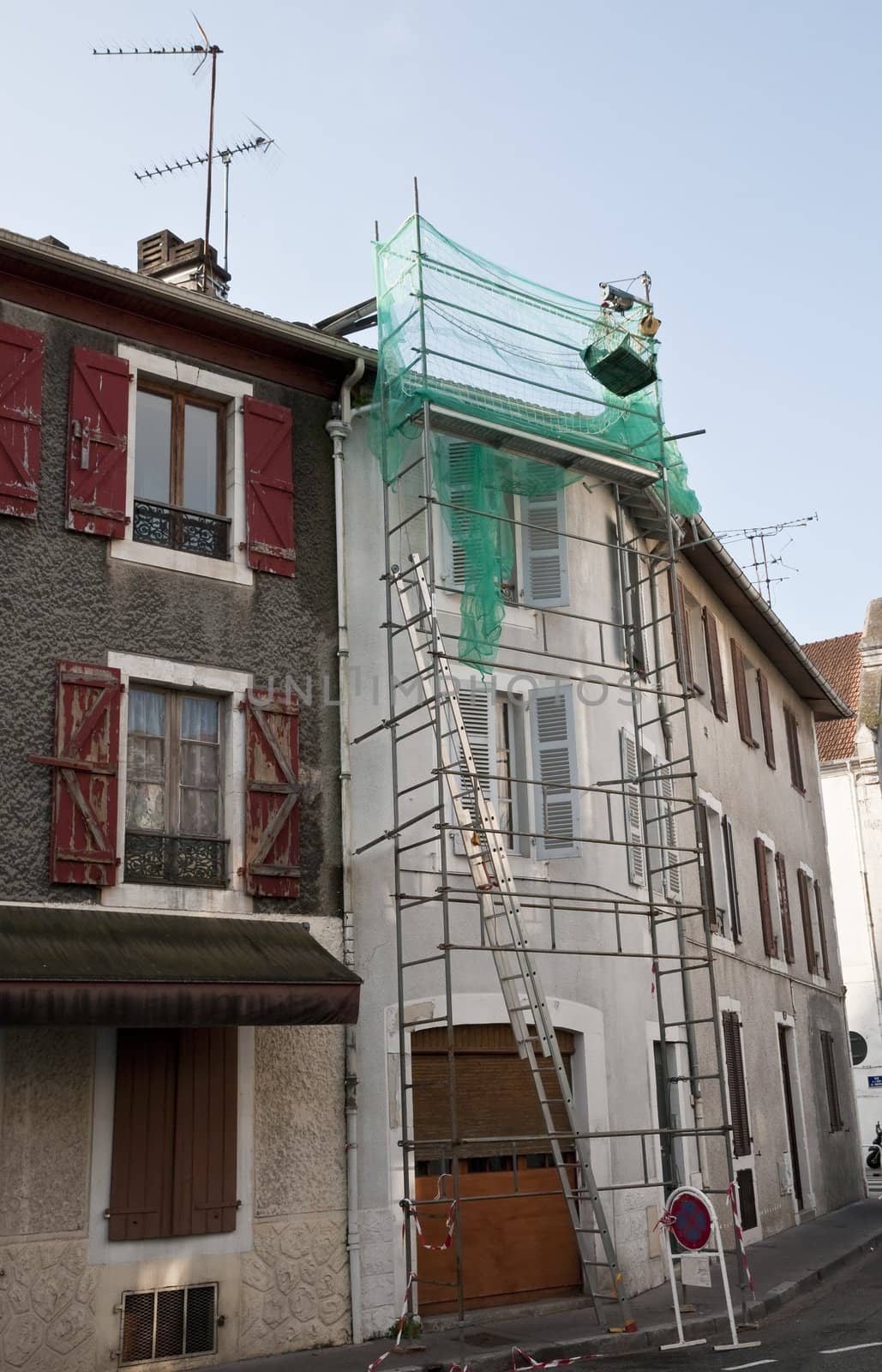Scaffolding fixed on a fa�ade in a little street
