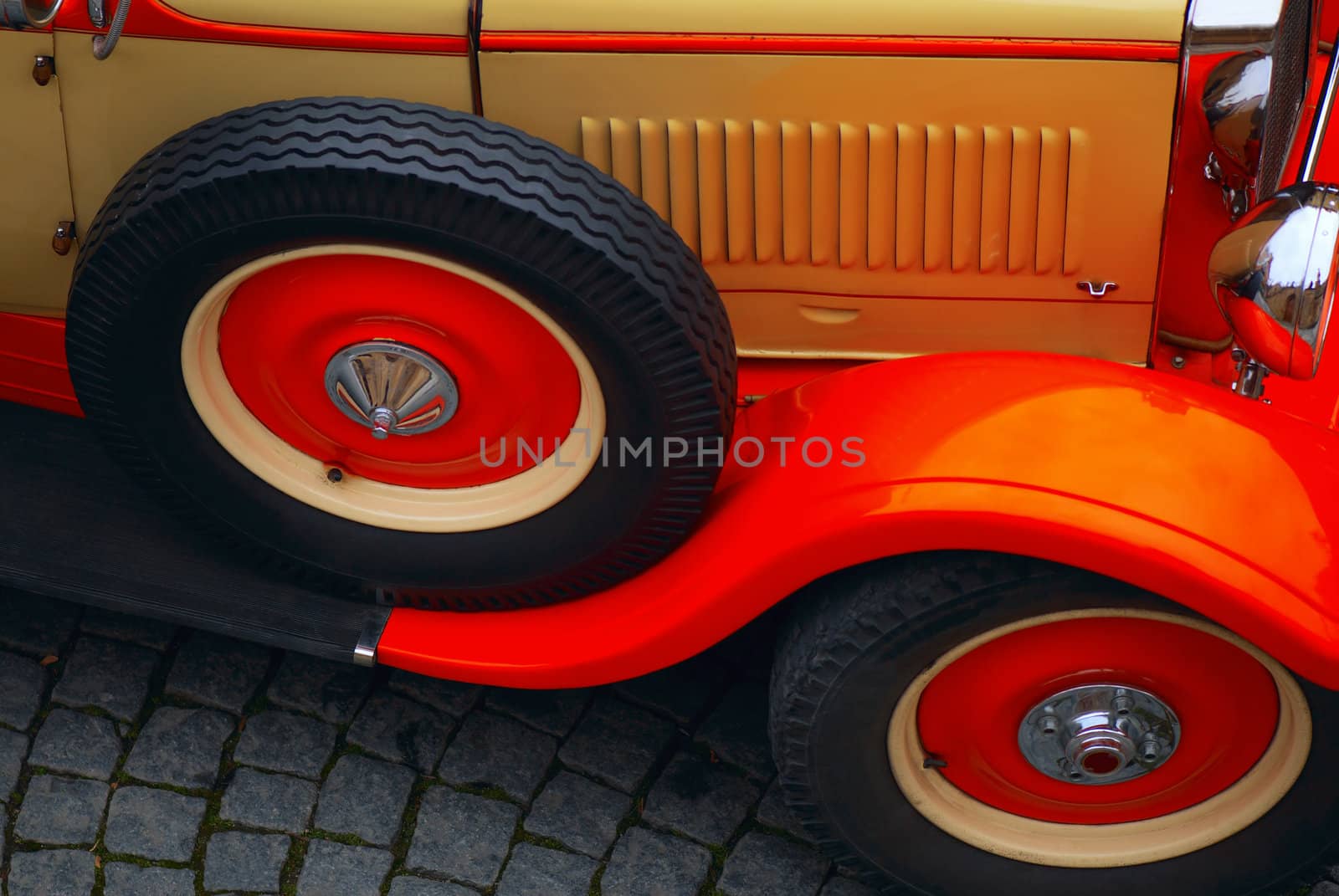 Detail of the ancient car, Forward right part.