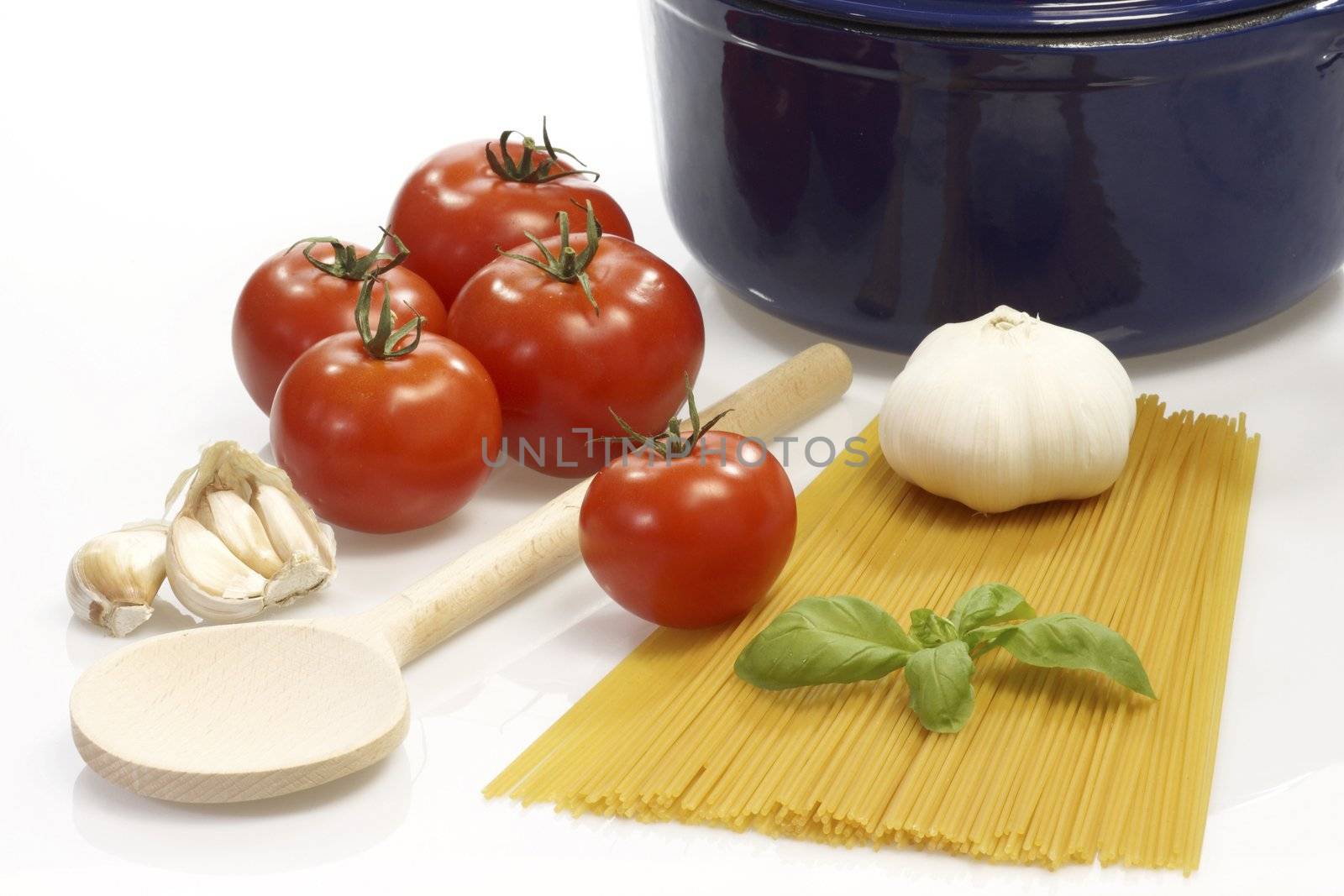 Spaghetti with ingredients of tomato sauce