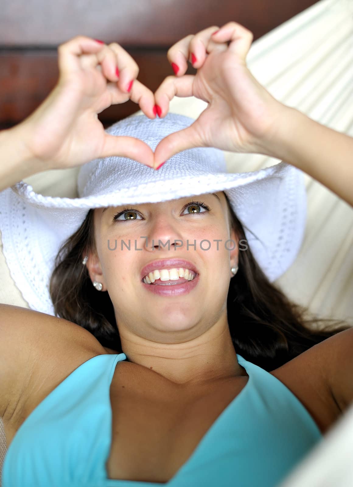 Woman doing an heart with her hands
