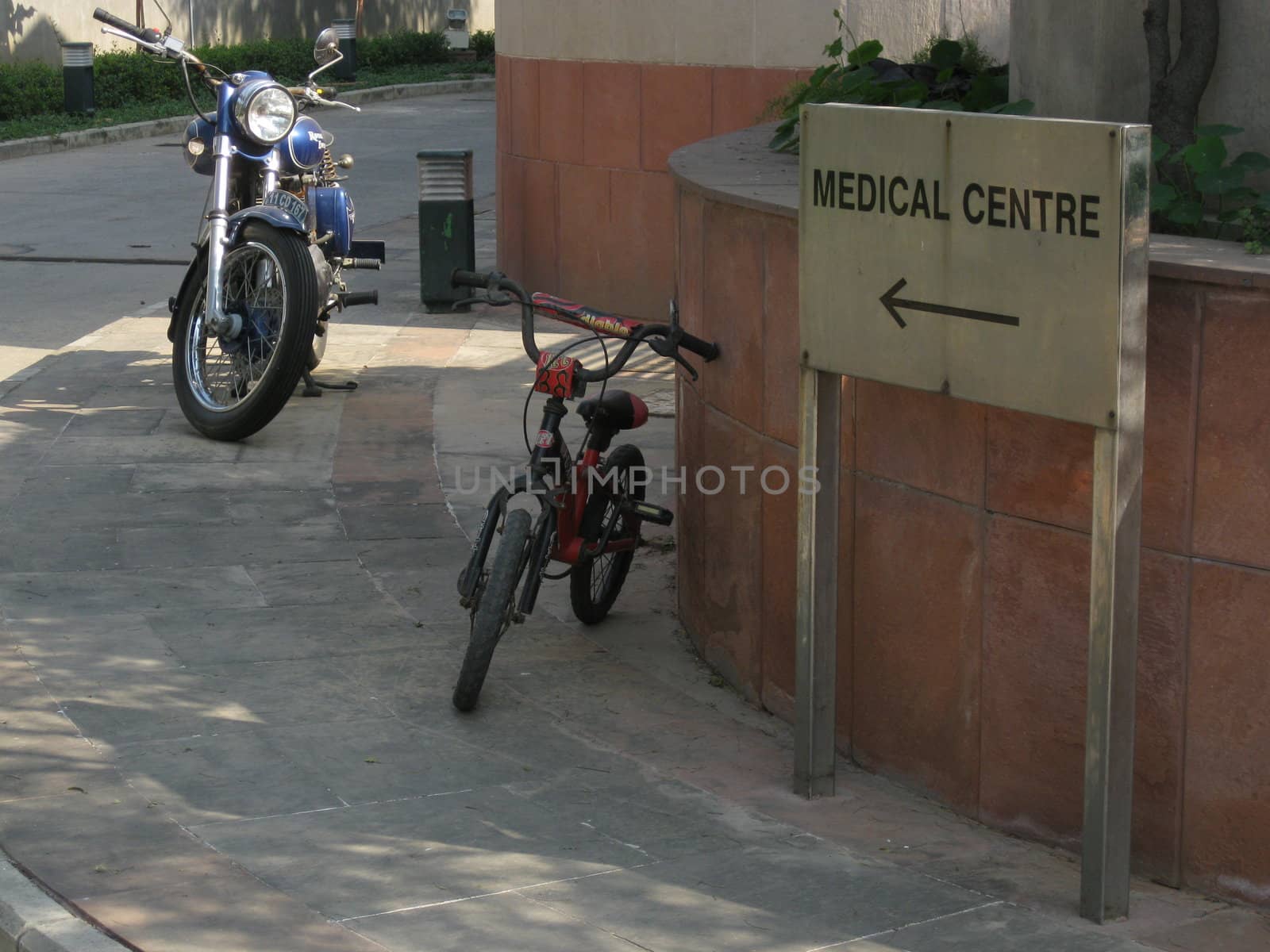 A sign pointing towards the medical Centre
