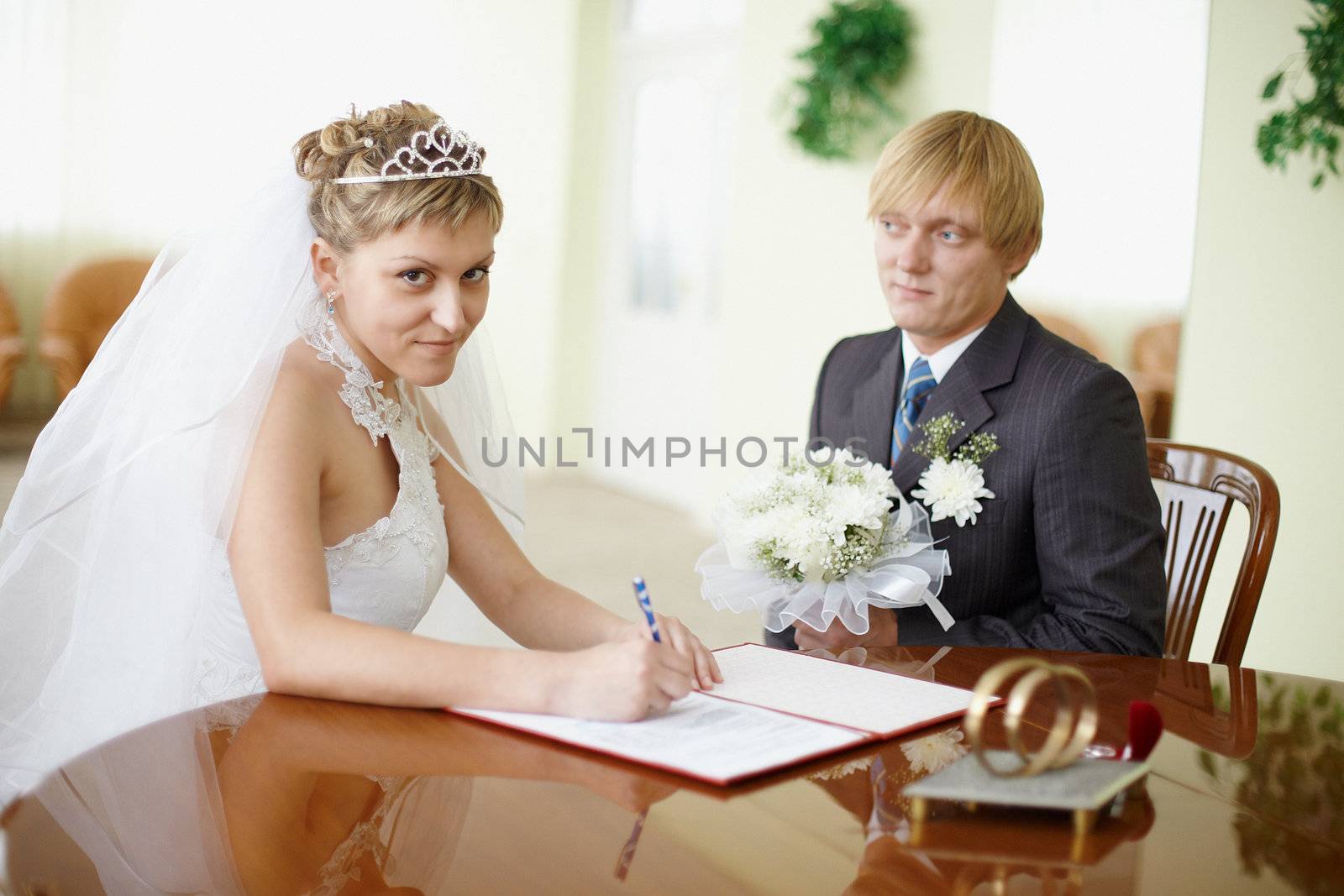 Marriage registration in a solemn hall - signature