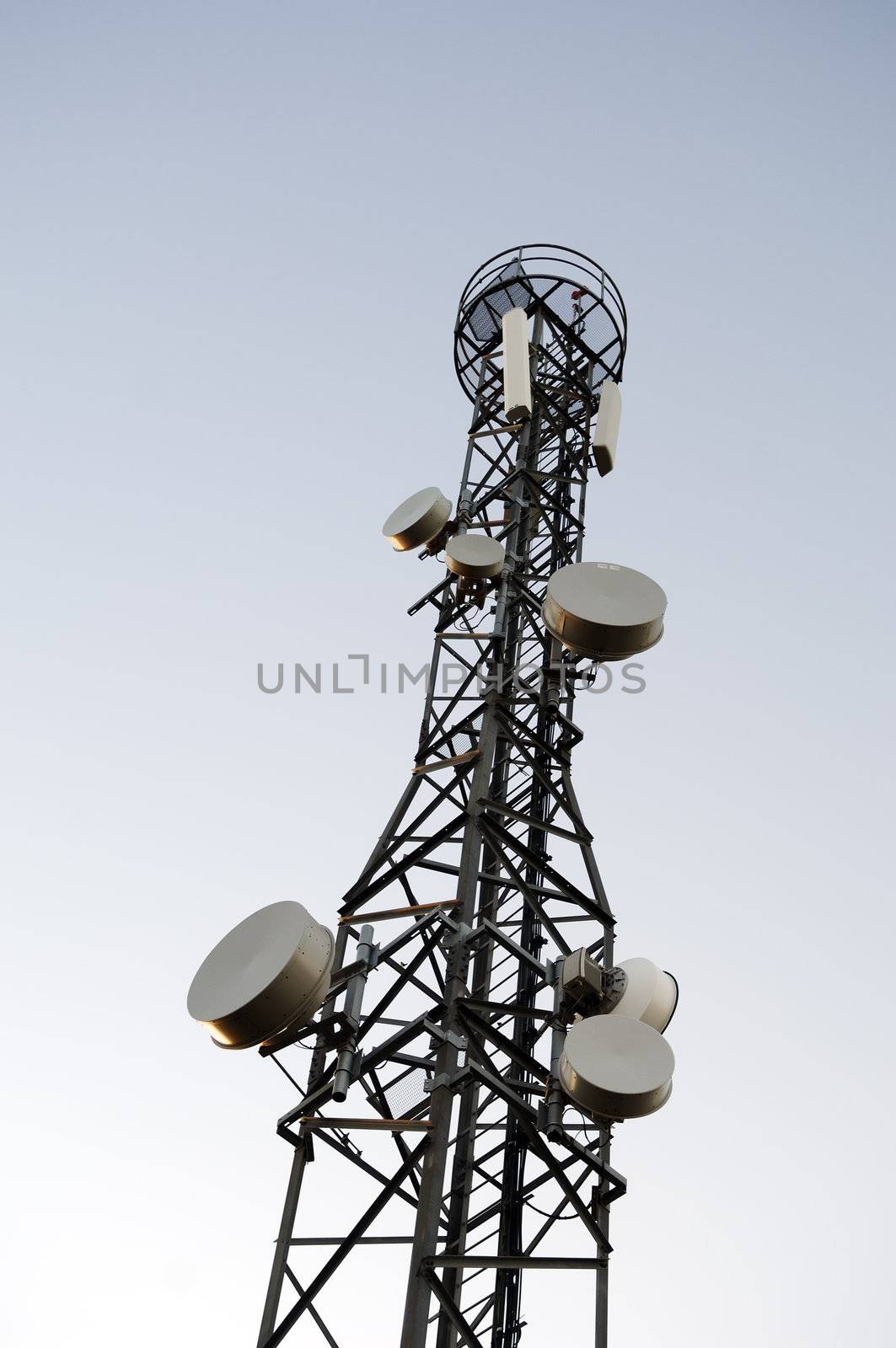 Telecommunications tower, relay and mobile radio antenna