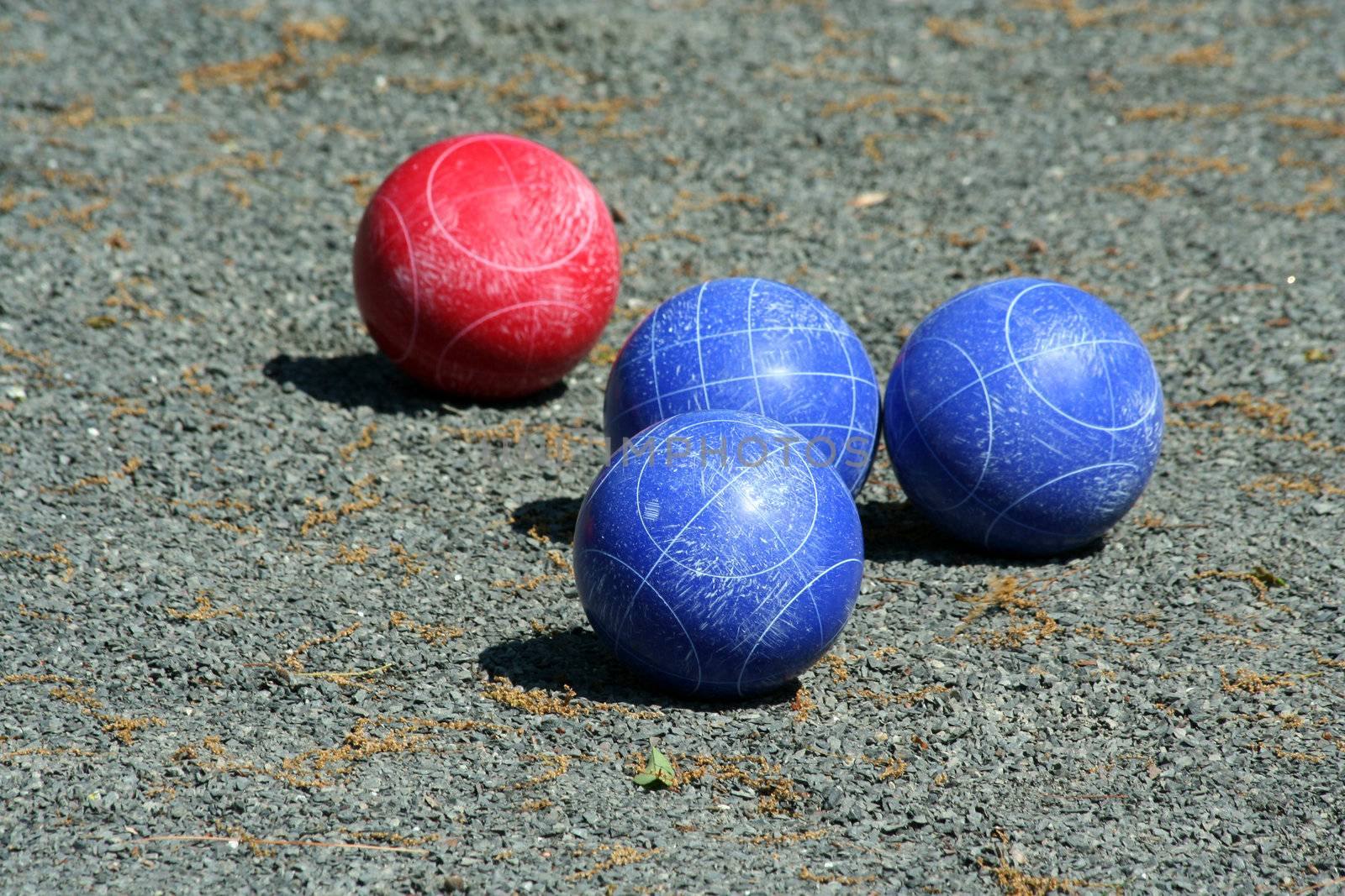 A bunch of bocce balls on a court