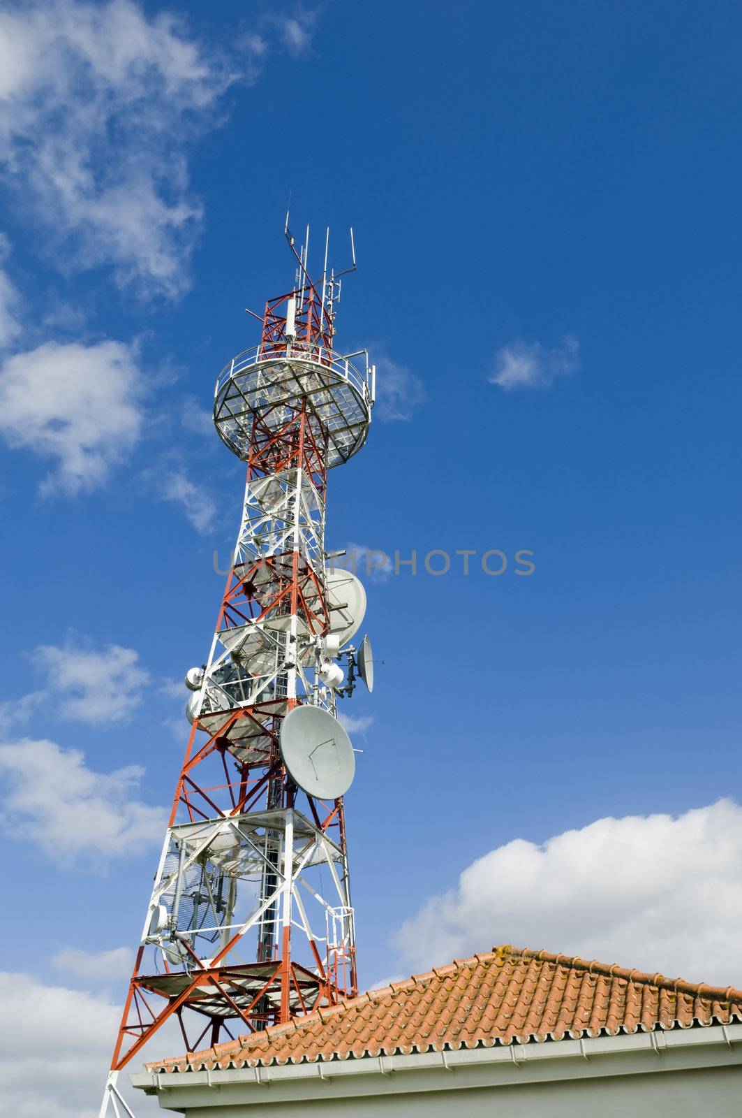 Radio communications station and tower with various types of antennas