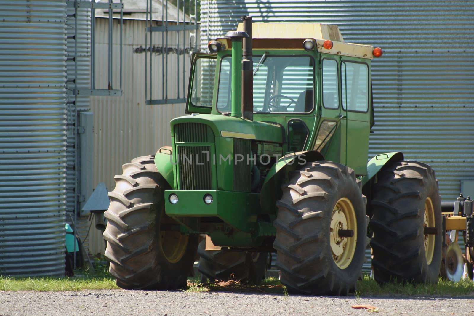 Farm Tractor by njnightsky