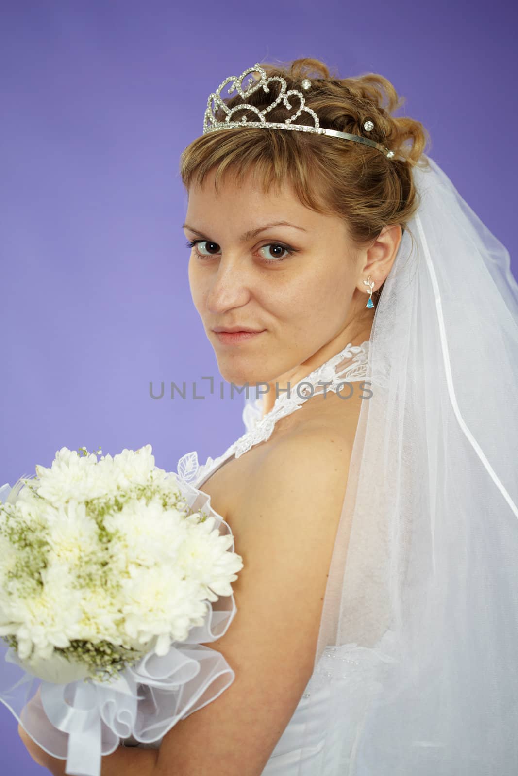 The bride looks at us - a portrait on a purple background