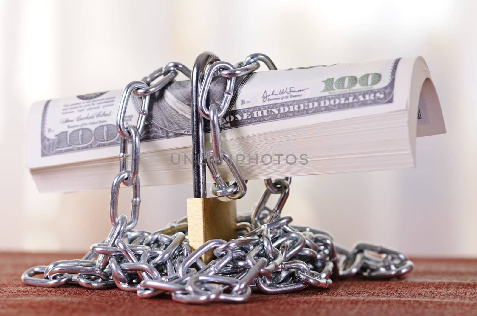 Dollars are closed on the padlock and a chain