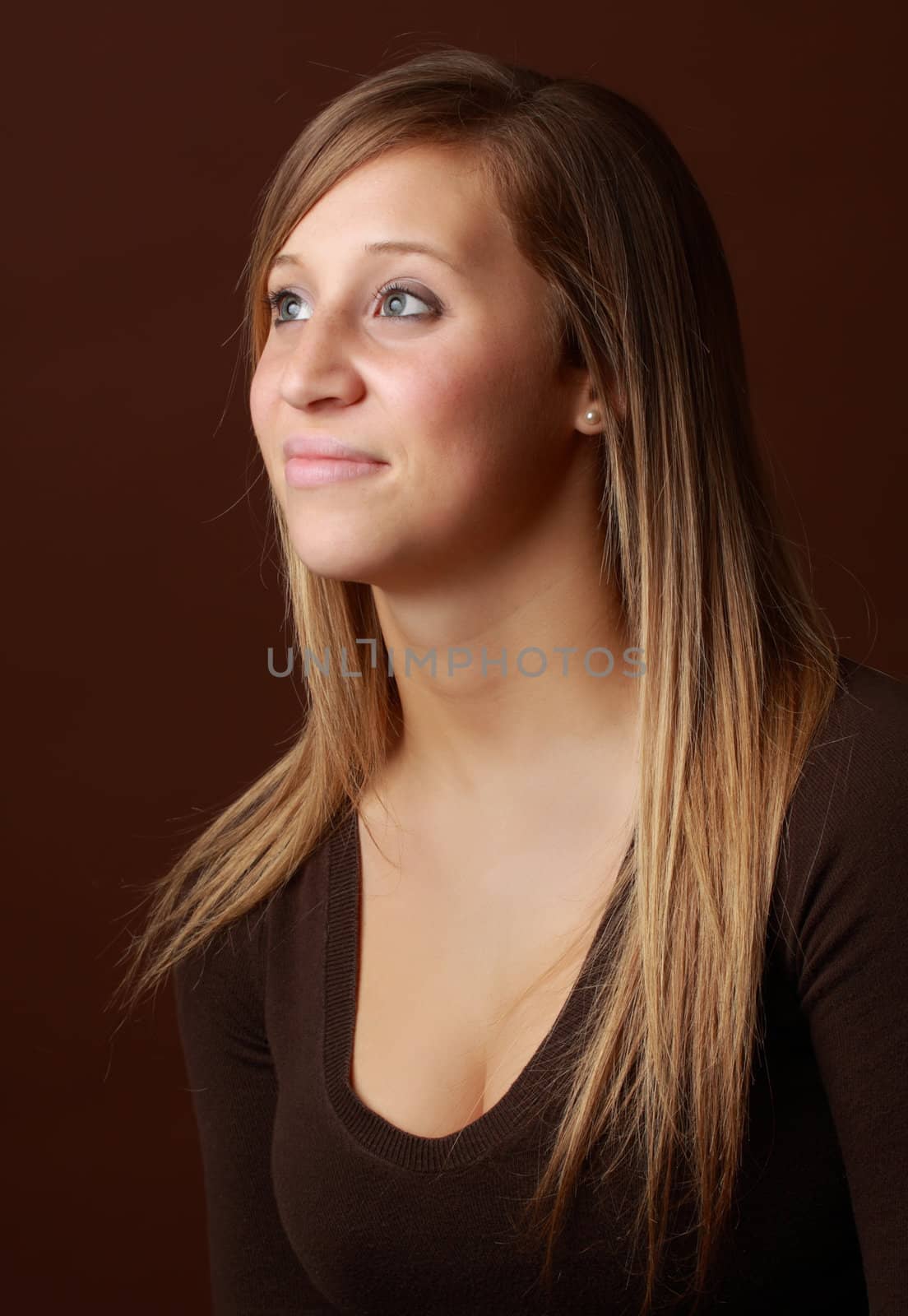 young caucasian woman, brown background
