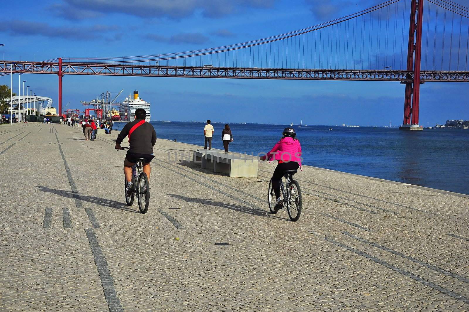 Family walks on the shore of the River Tejo