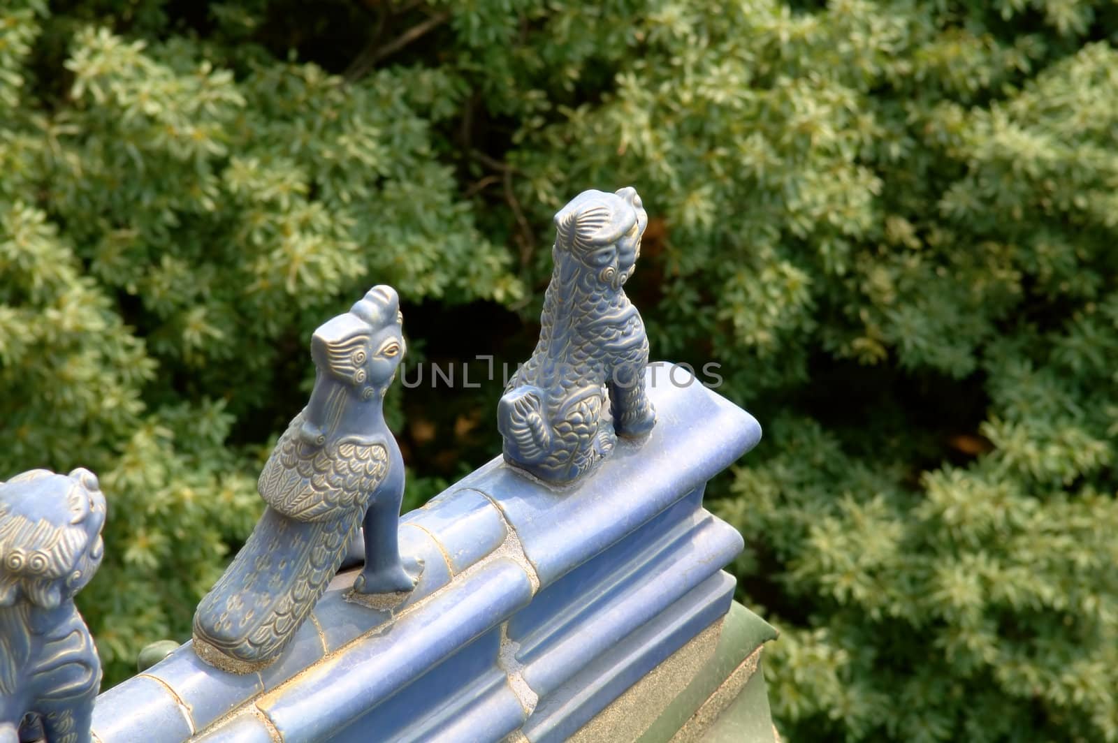The close view of figurines on top of roof, Chinese architecture
