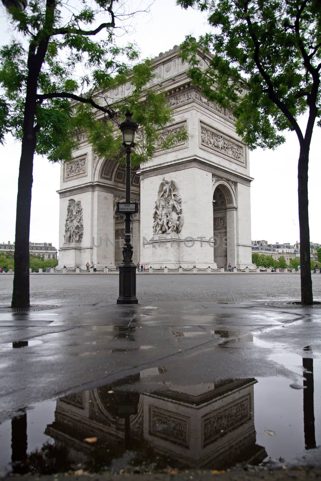 Arc De Triomphe and Reflection by chrisdorney