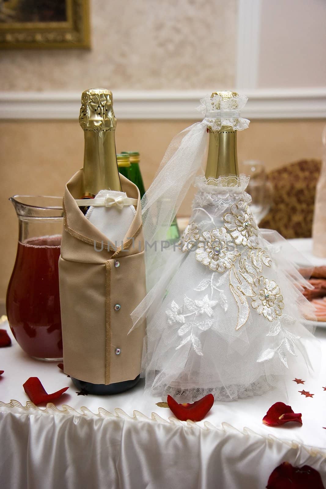 Wedding champagne stylised under the bride and the groom