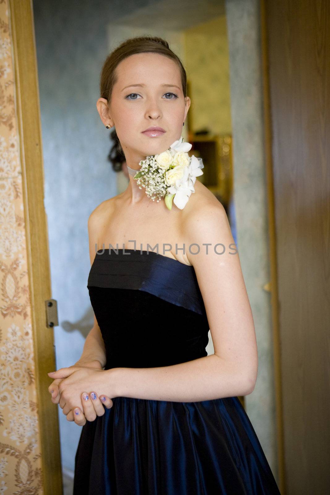 maid of honour with bunch of flowers standing at door