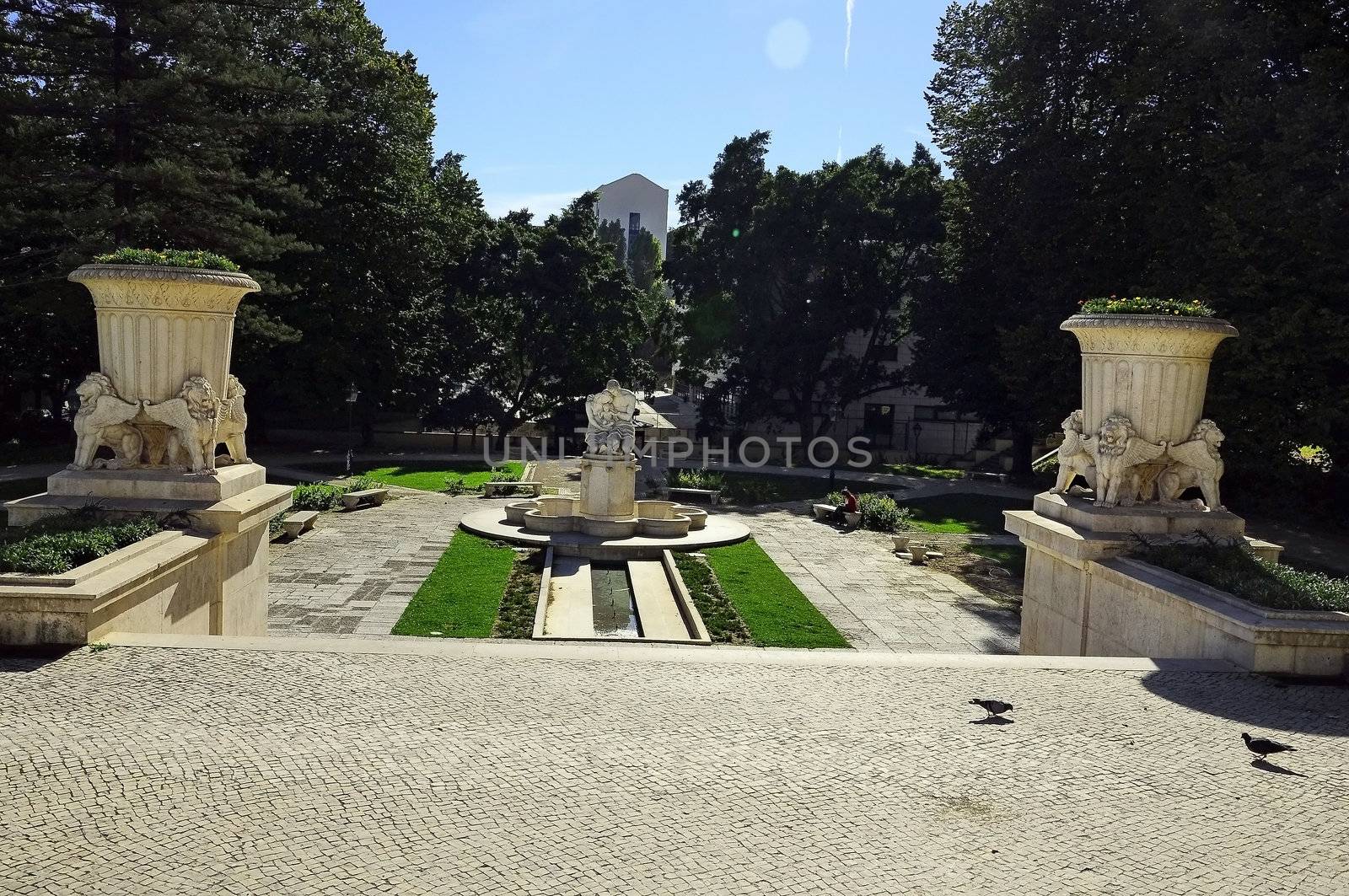 sculpture; portugal; lisbon; stone; women; europe; cathedral; statue; church; architecture
