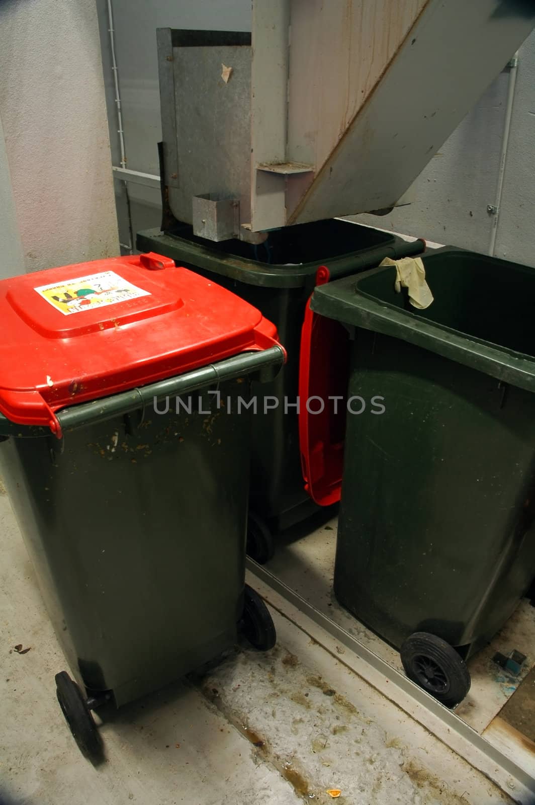 garbage room, three bins with red cover, garbage machine