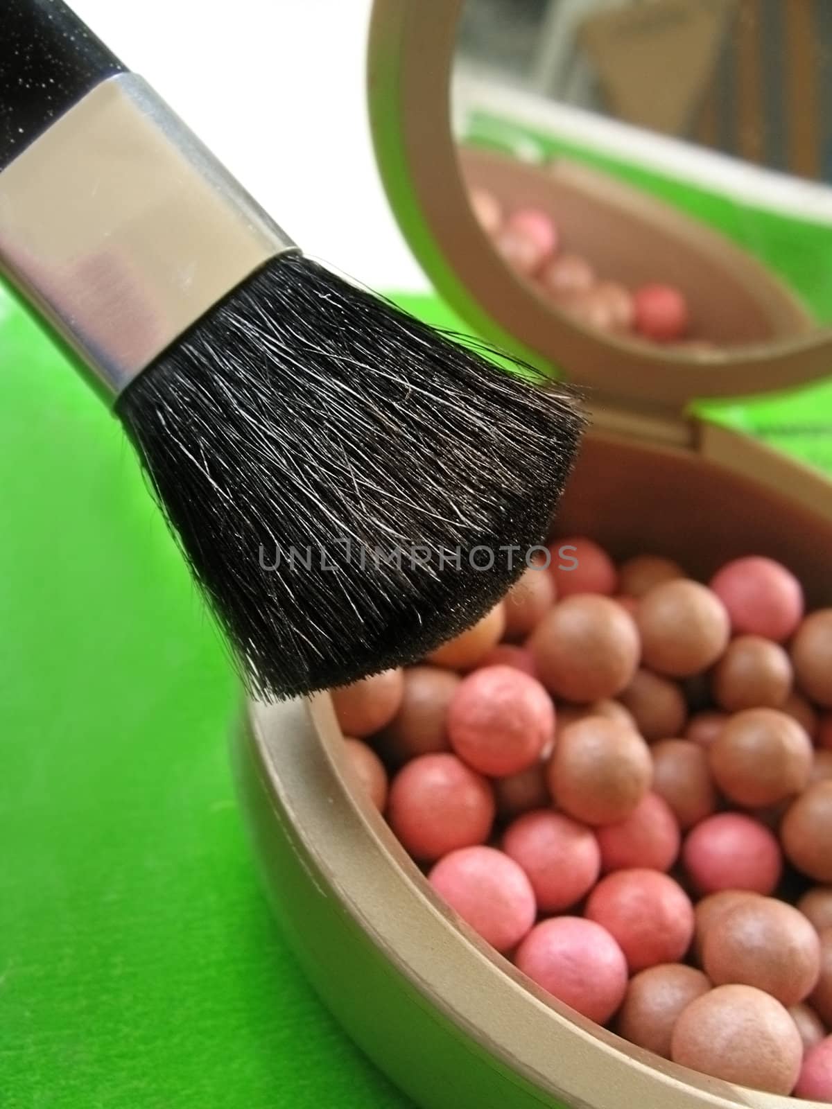 Many brown and pink blusher and brushes