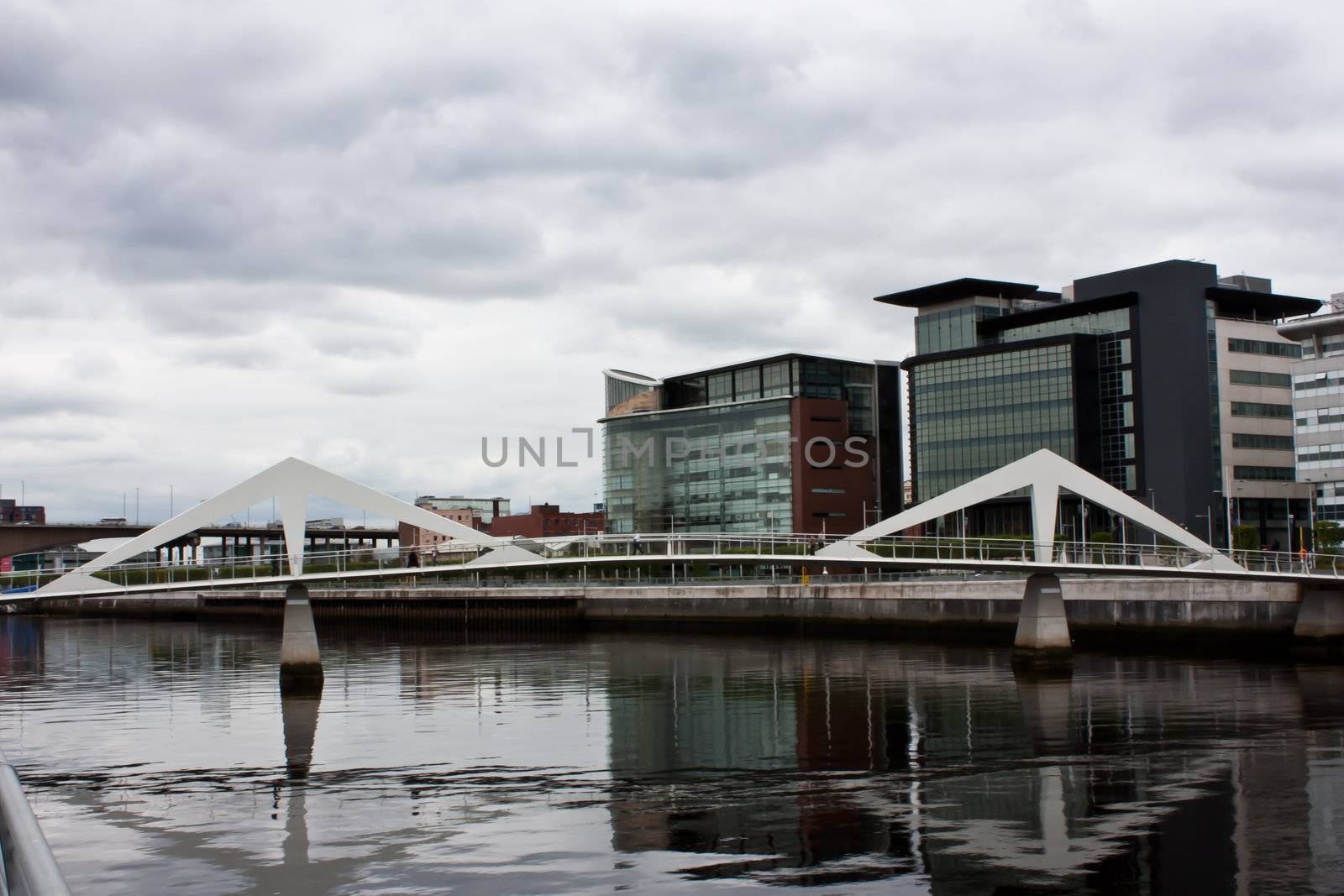 Glasgow: pedestrian bridge of modern design, close to the financial center