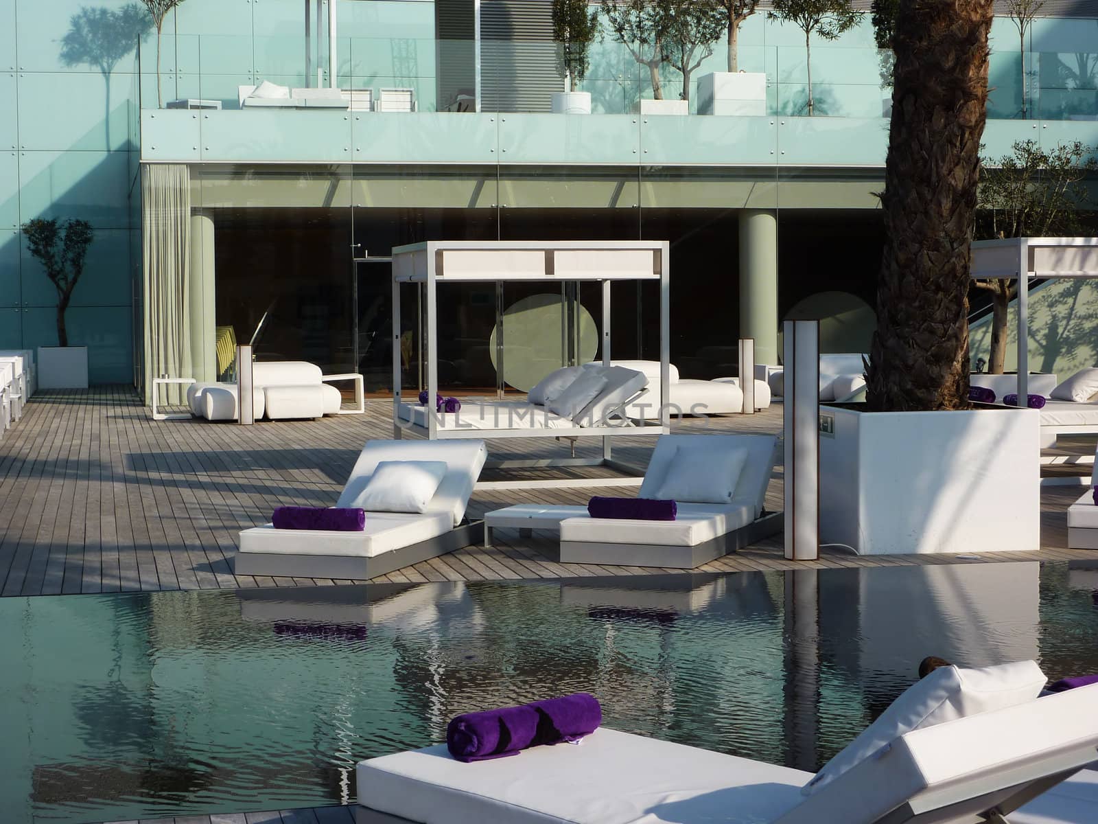 Beautiful Barcellona Spa with white design, with swimming pool and close to the beach