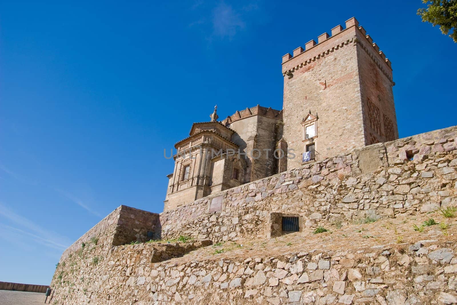 Castle that raise Aracena's city, placed in the mountain range of the same name.
