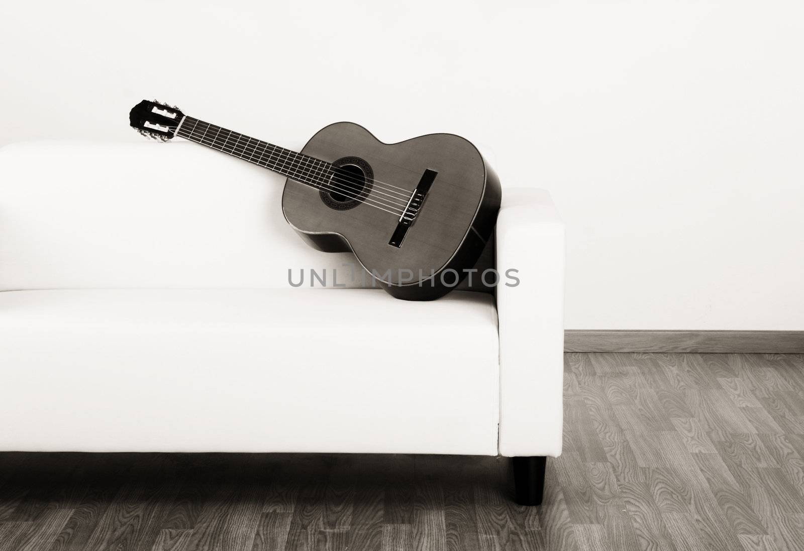 Nice rom with an acoustic guitar over the couch