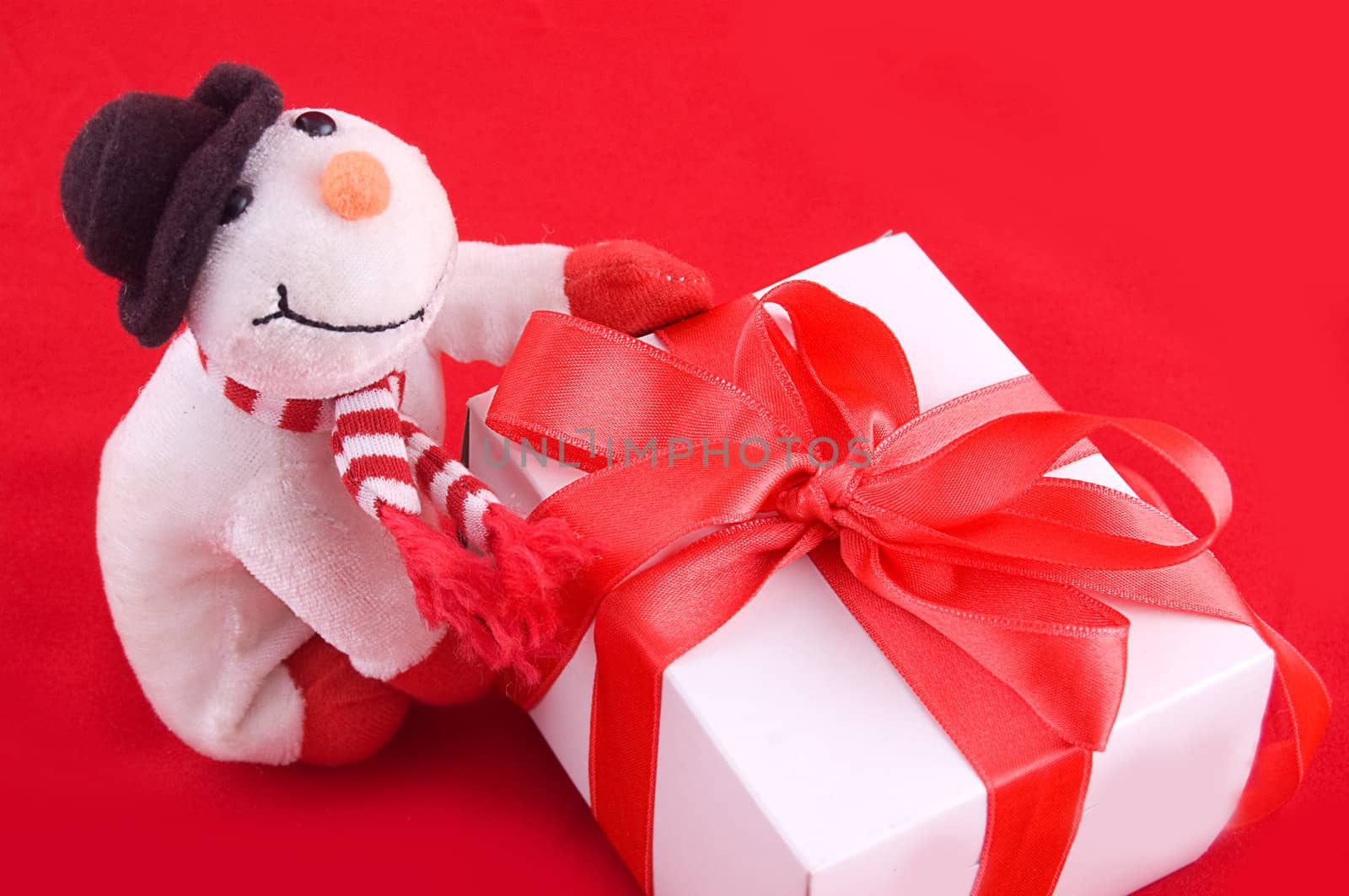 Snowman and giftbox by Angel_a