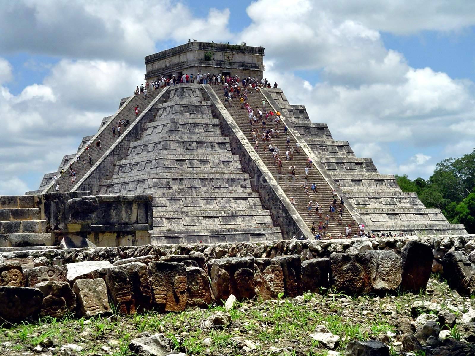 El castillo, piramide nel sito archeologico maya di Chichen Itza, Yucatan, Messico             