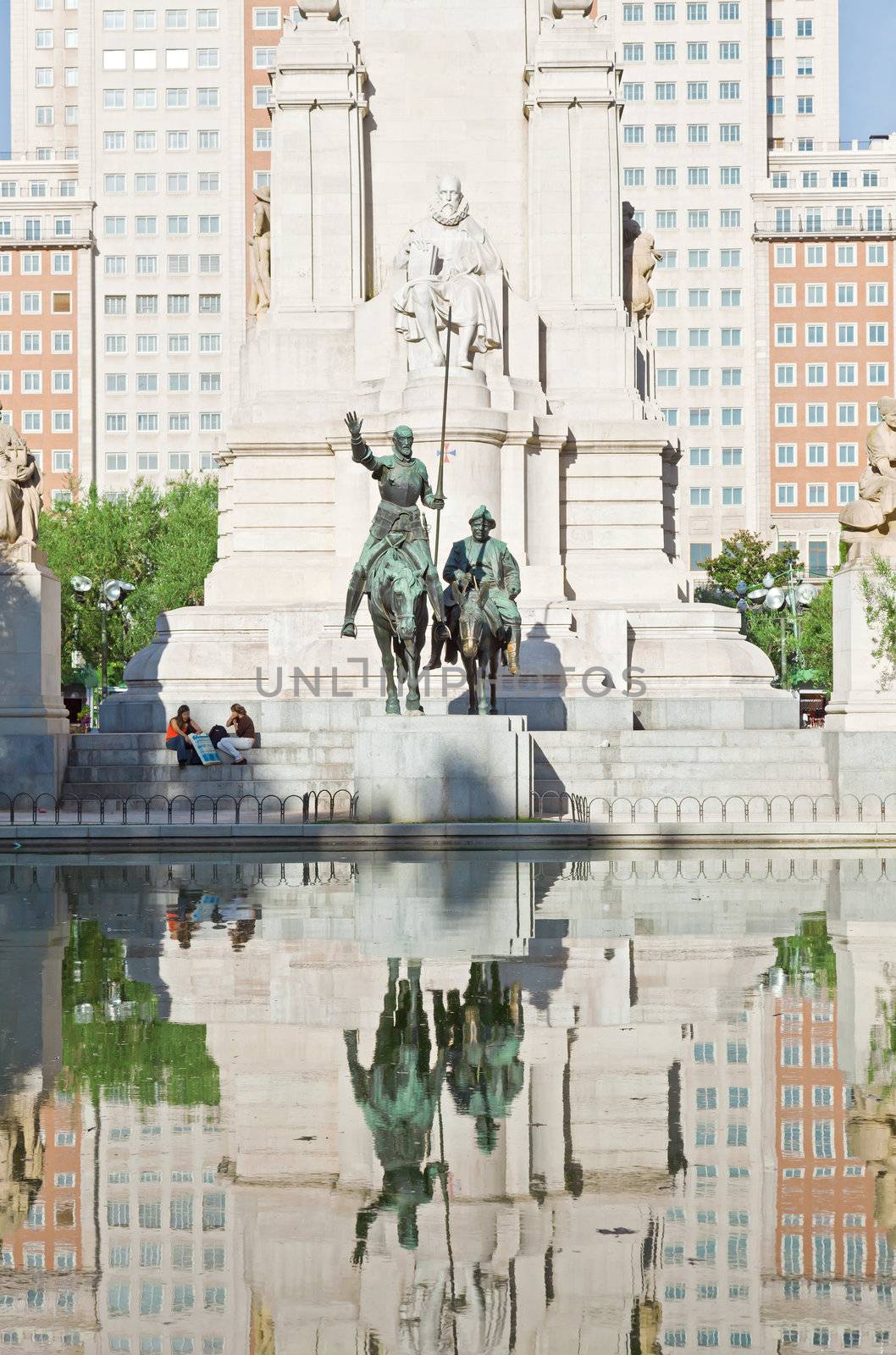 The Satue at the Spain Square in Madrid by gary718