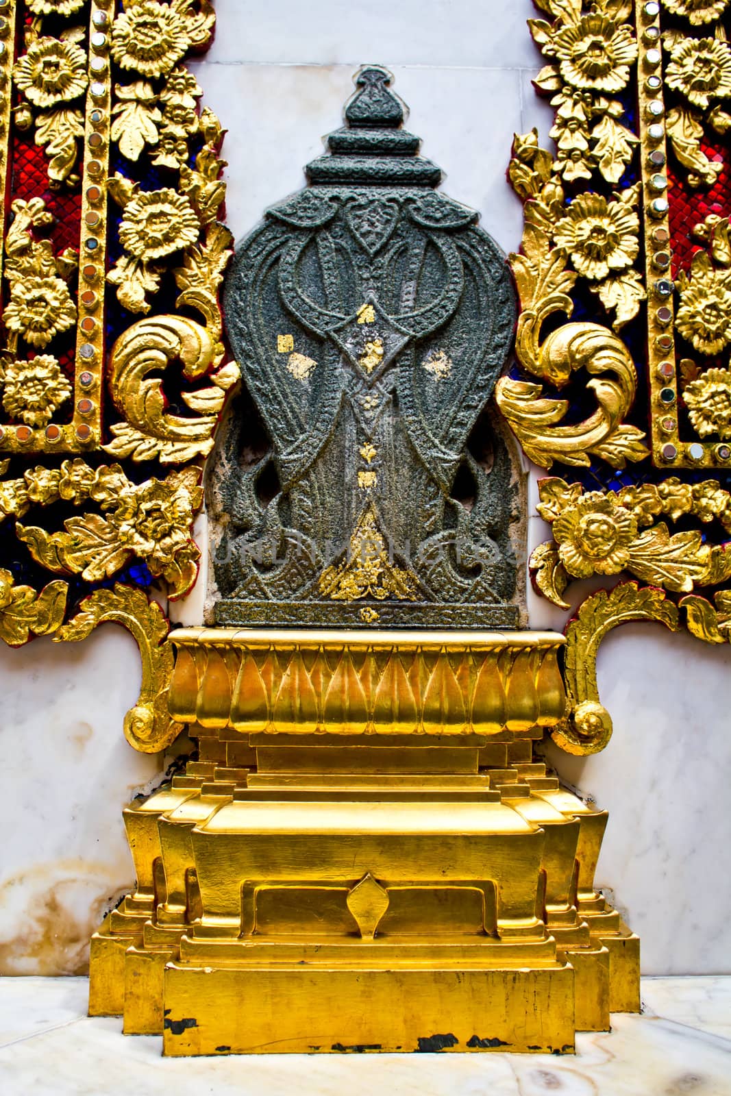 battlements; heart-shaped stones making the limits of Buddhist temple, a heart-shaped pendant