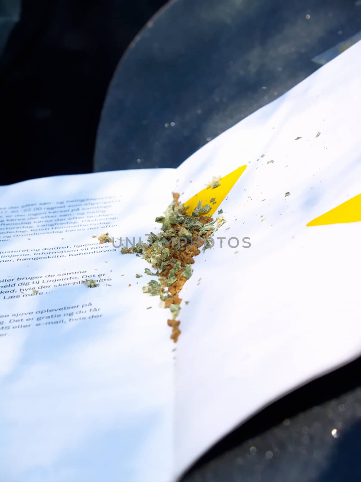 Natural grass and tobacco mix in a paper